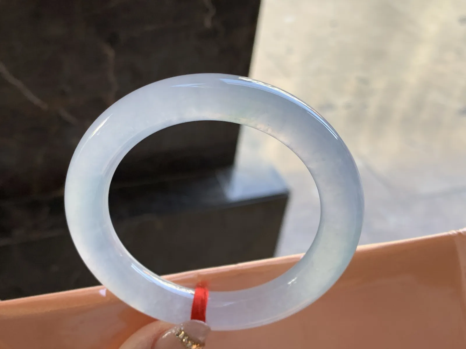 冰种圆条手镯
尺寸：56.7-10.9-11mm
冰味十足 上手漂亮