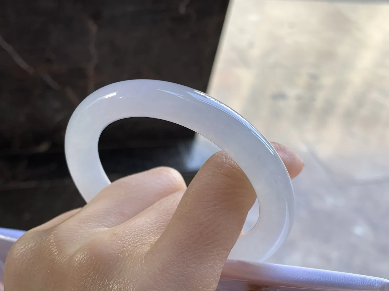 冰味淡春圆条手镯
尺寸：53-10-9.6mm
种好 小清新