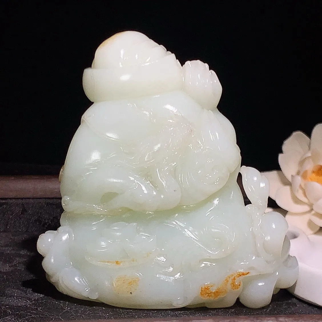 新疆和田玉白玉财神小挂摆件！尺寸95/92/55重502.5克。玉质细腻油润。手推出油。品相大气 lt260202