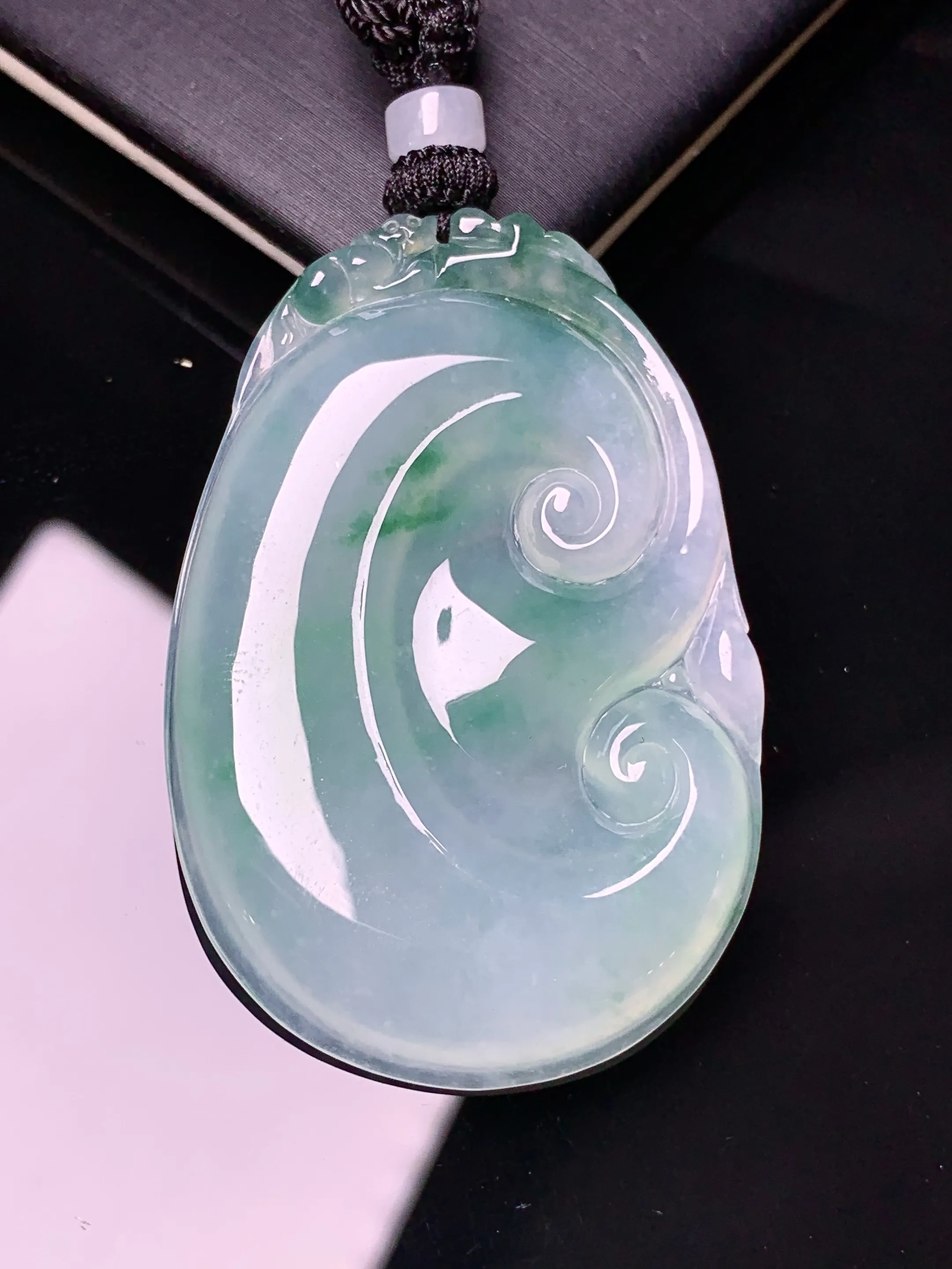 飘绿如意吊坠 玉质细腻 色泽清新艳丽 整体尺寸48*31.8*4.6