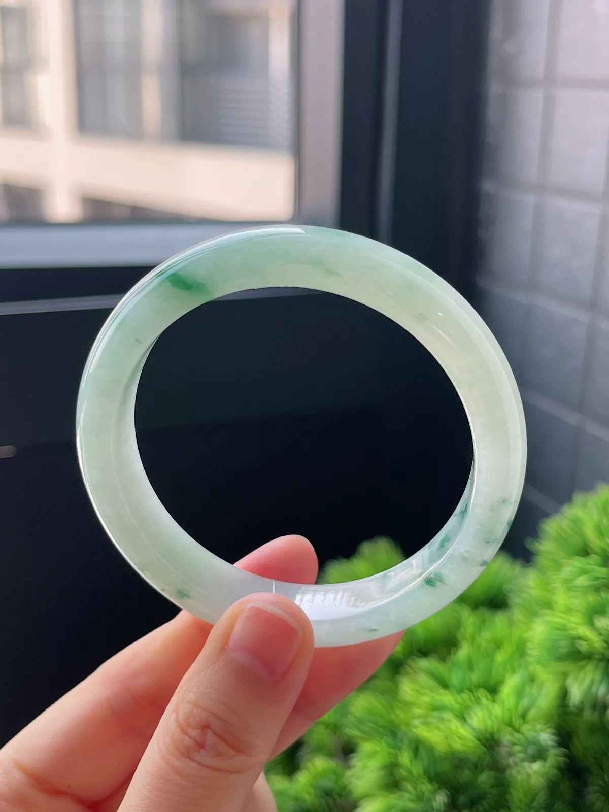 正圈54.5圈口，翡翠冰糯种飘绿手镯