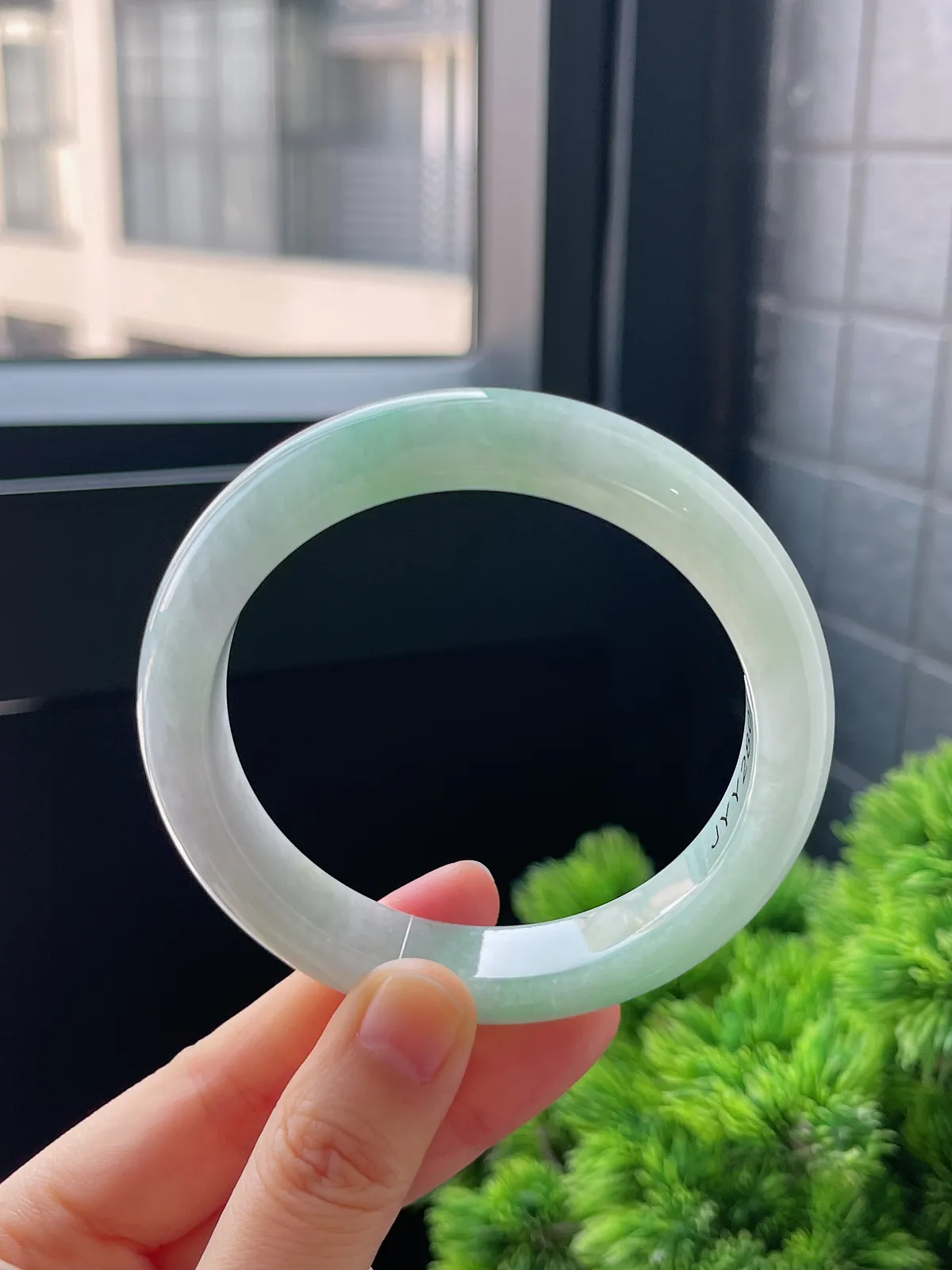 正圈59.5圈口，翡翠冰糯种淡绿色手镯