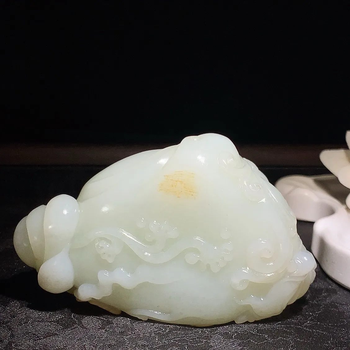 新疆和田玉白玉财神小挂摆件！尺寸95/92/55重502.5克。玉质细腻油润。手推出油。品相大气 lt260202