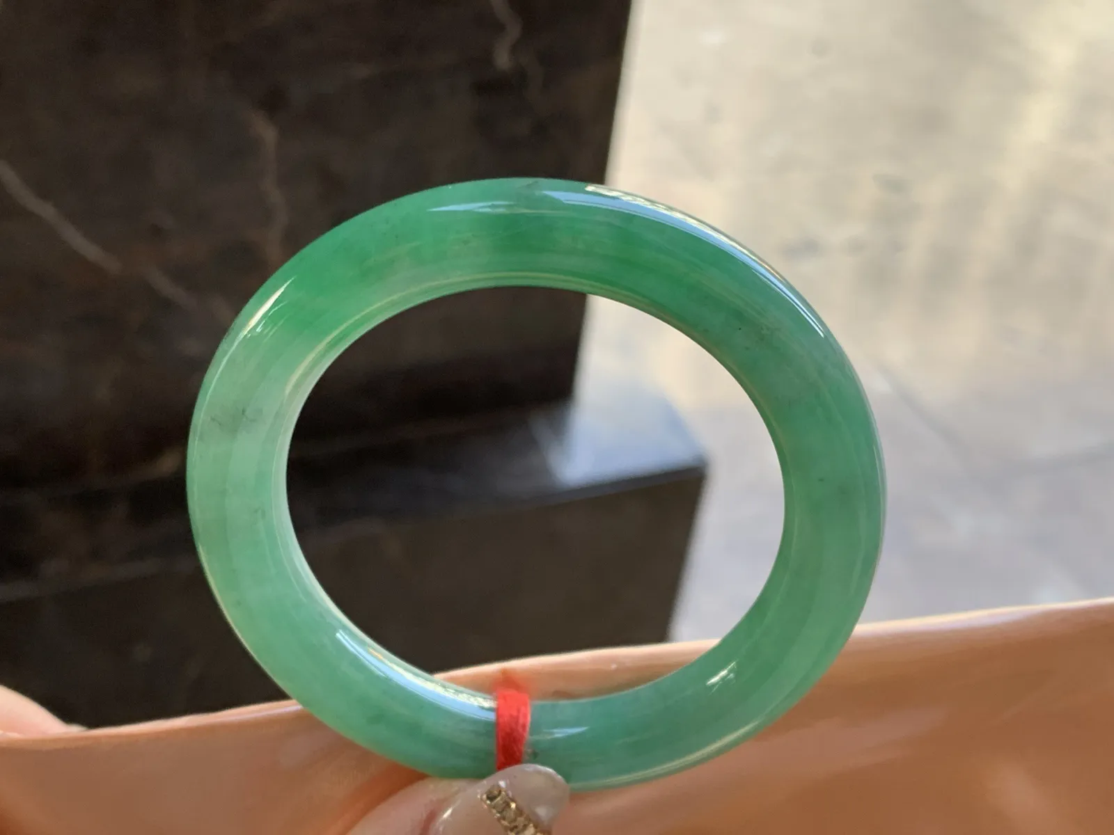 辣绿色色圆条手镯
尺寸：55.7-11.1-10.6mm
颜色浓郁 上手好看