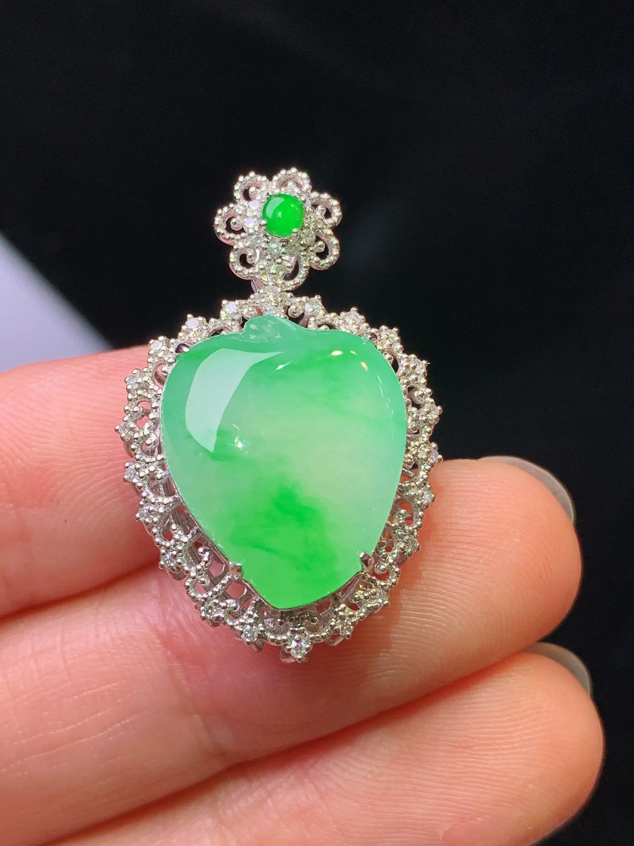 18k金钻镶嵌翠绿福瓜吊坠 玉质细腻 色泽艳丽清新 整体尺寸28.8*18.3*11.5