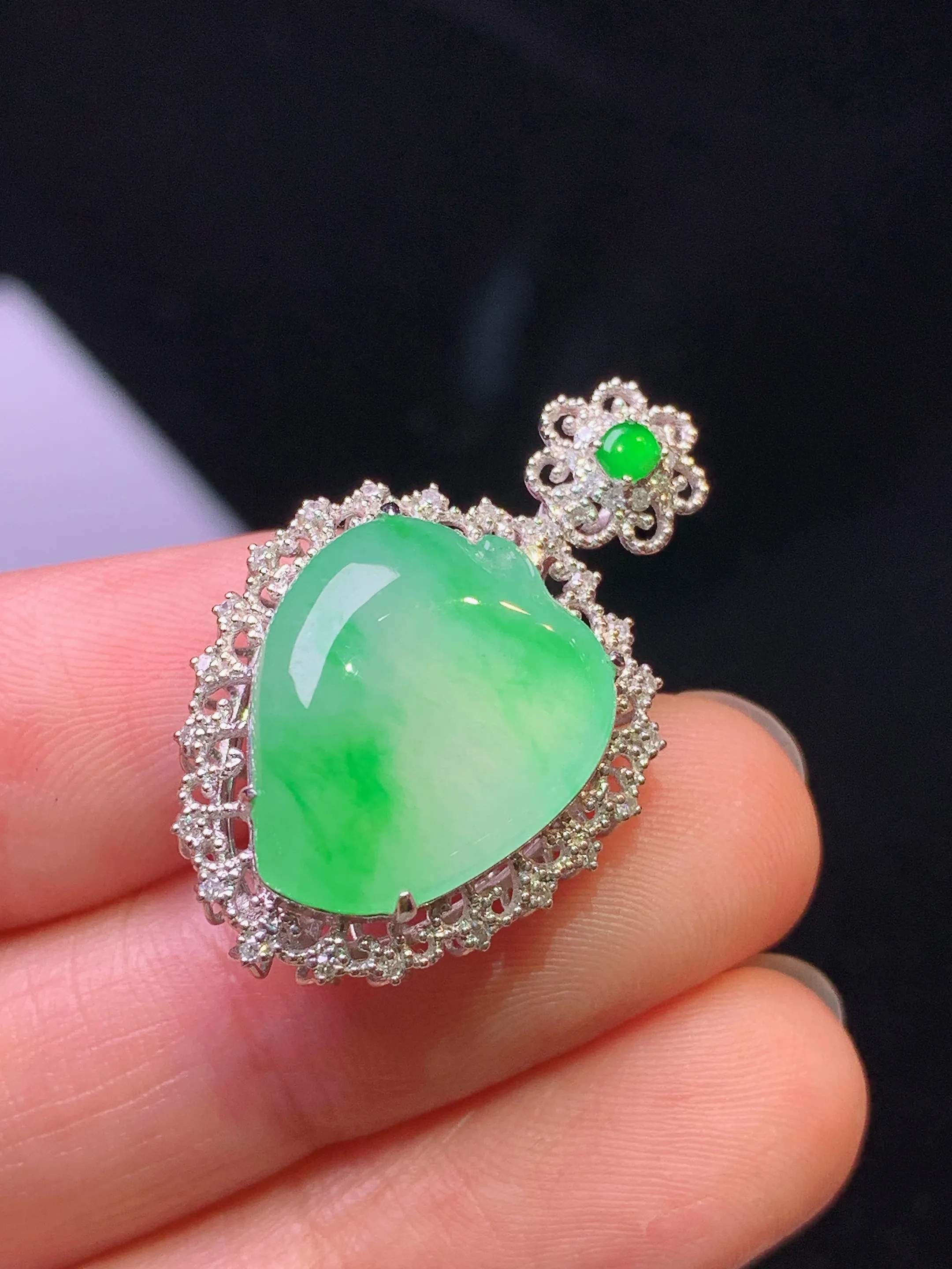 18k金钻镶嵌翠绿福瓜吊坠 玉质细腻 色泽艳丽清新 整体尺寸28.8*18.3*11.5