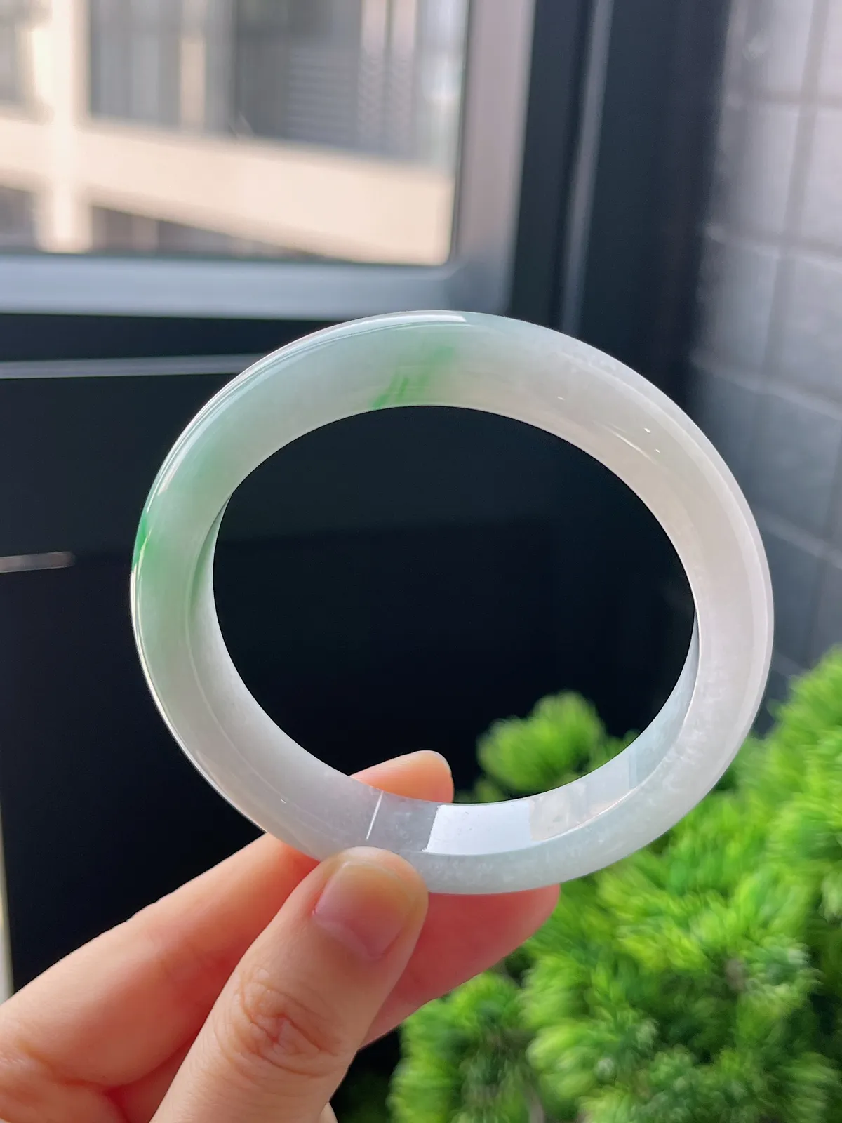 正圈57.6圈口，翡翠冰糯种飘绿手镯