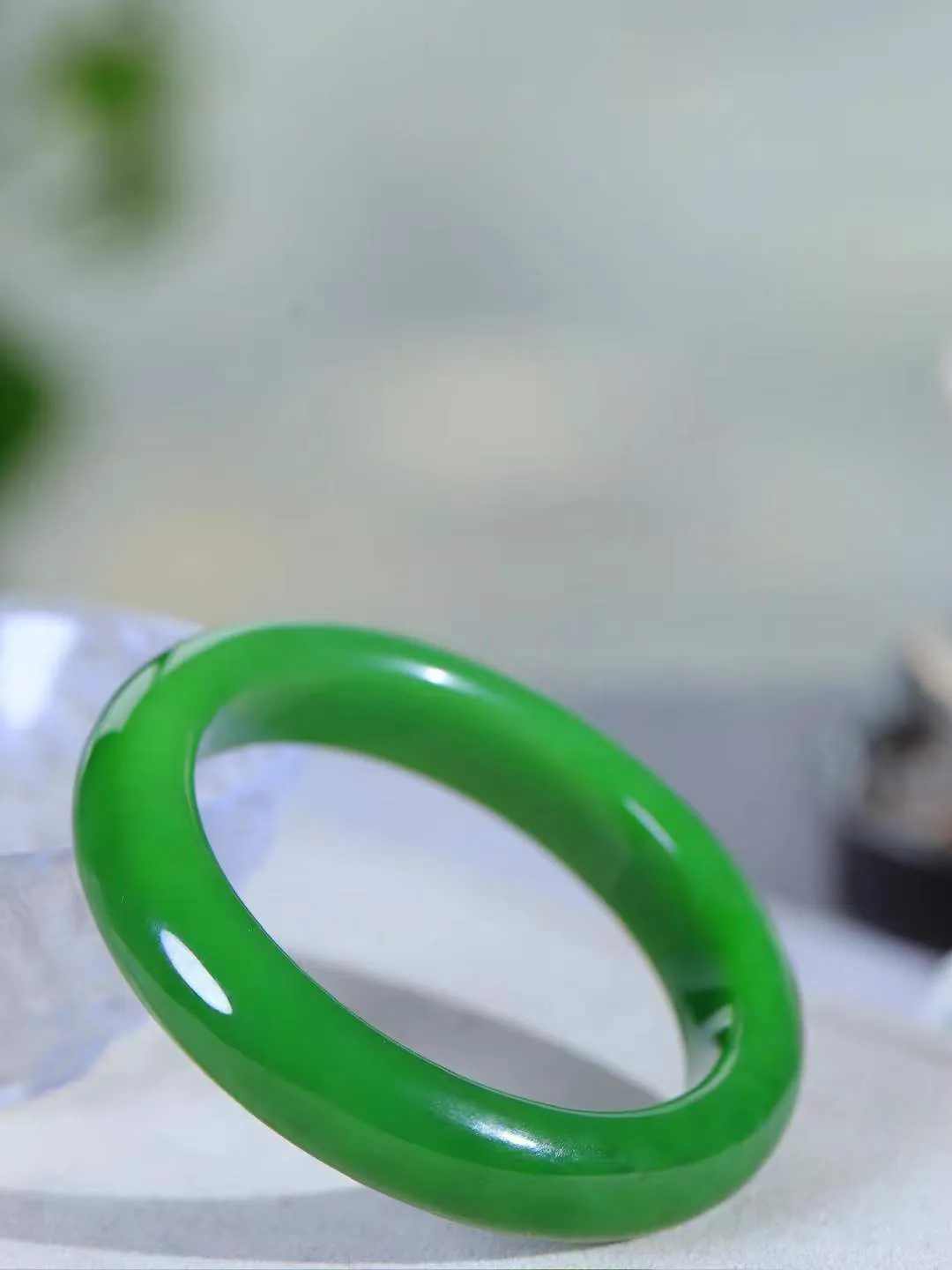 【悠悠芳华.镯】

收藏级臻品和田玉碧玉手镯 玉质温润 青葱岁月，尽收腕中，婉转流畅，凝岁月悠长。盈一眸恬淡，挽一抹绿意。重70.5克 内径58mm尺寸14-9.8mm   861203155A