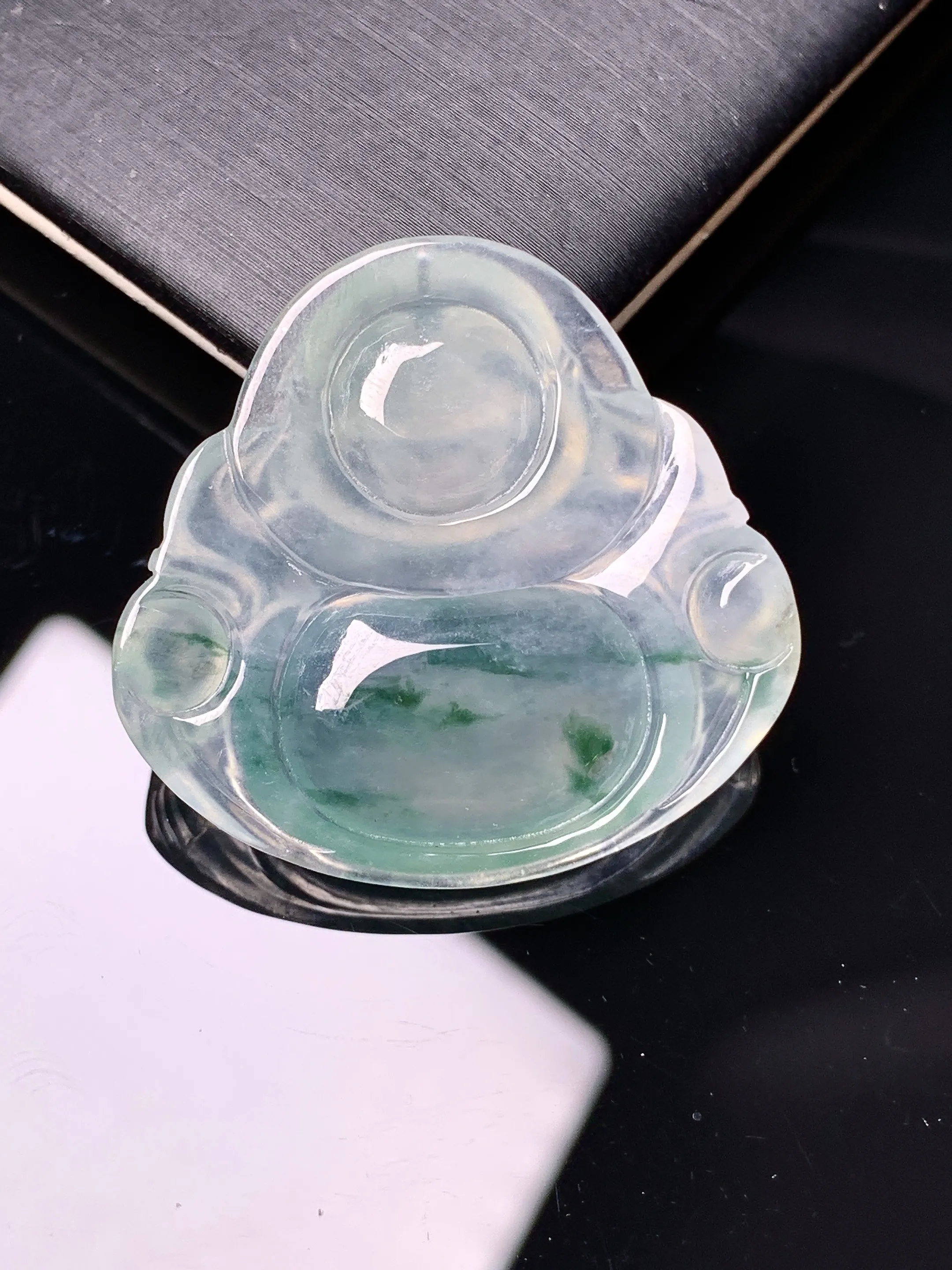 冰种飘绿佛公吊坠 玉质细腻 色泽清新艳丽 整体尺寸31.5*33.2*5.5