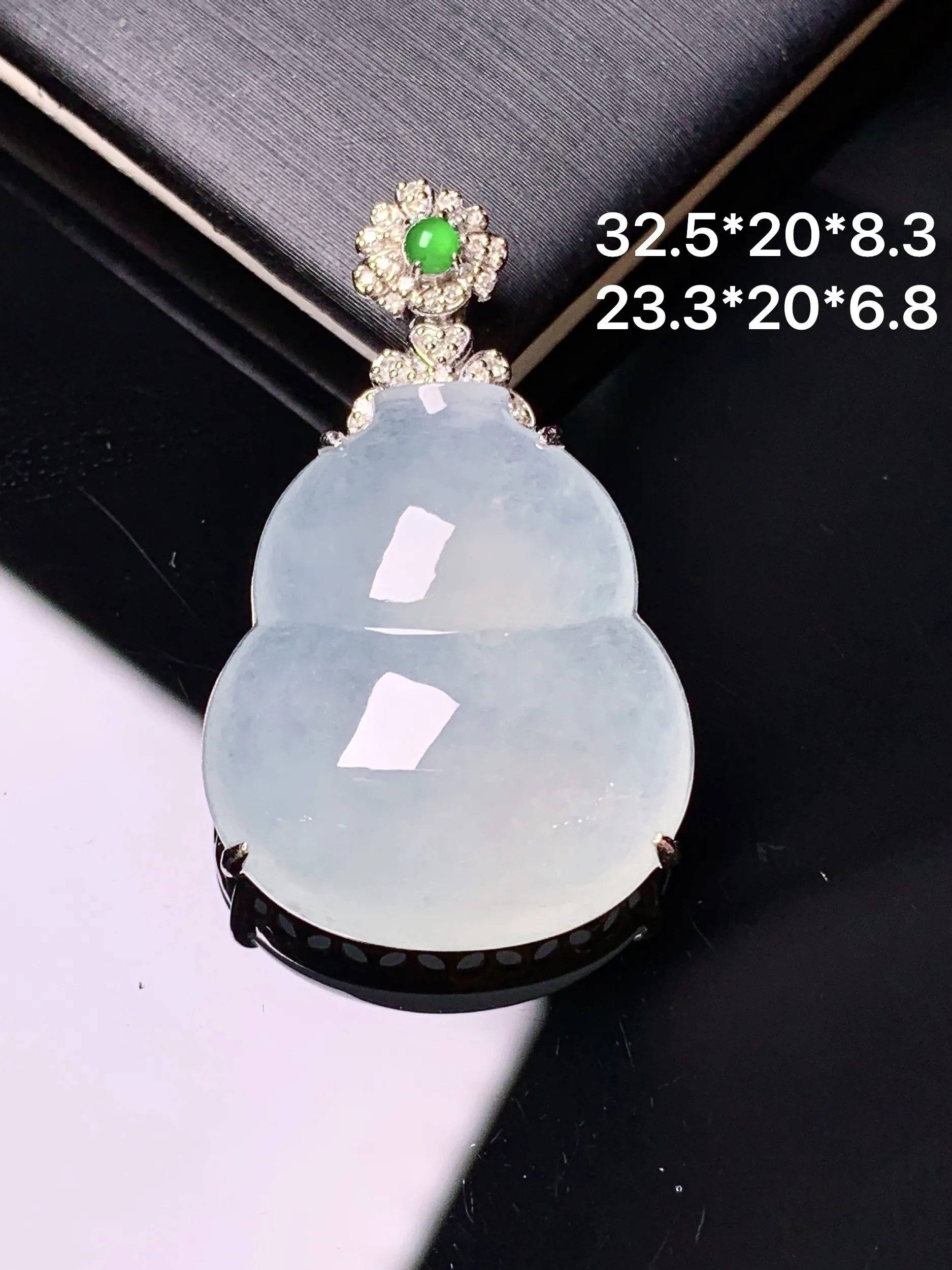 18k金钻镶嵌冰种葫芦吊坠 玉质细腻 色泽清新艳丽 整体尺寸32.5*20*8.3