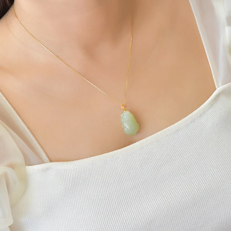 18K金扣镶嵌和田玉晴水招财貔貅吊坠