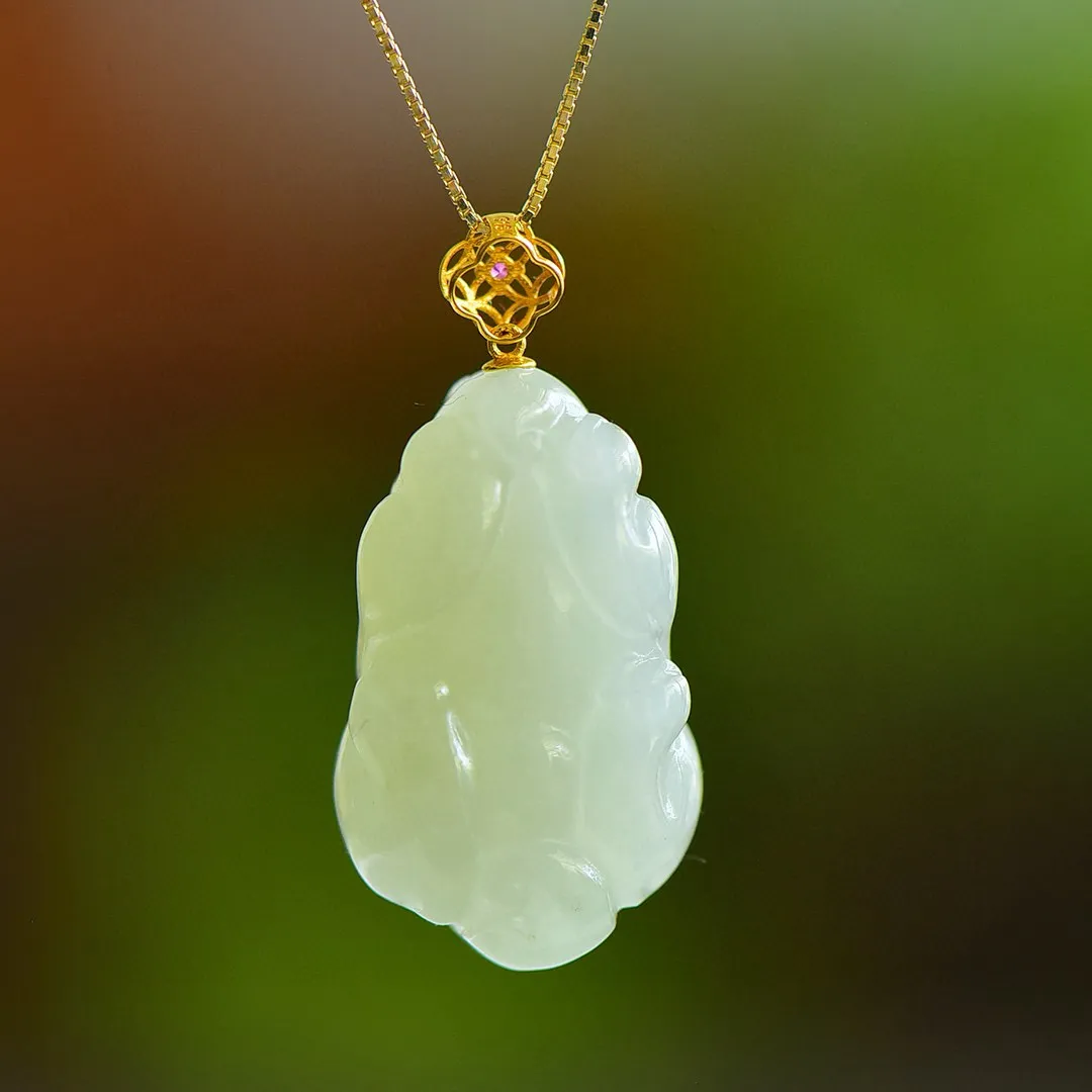 18K金扣镶嵌和田玉晴水招财貔貅吊坠