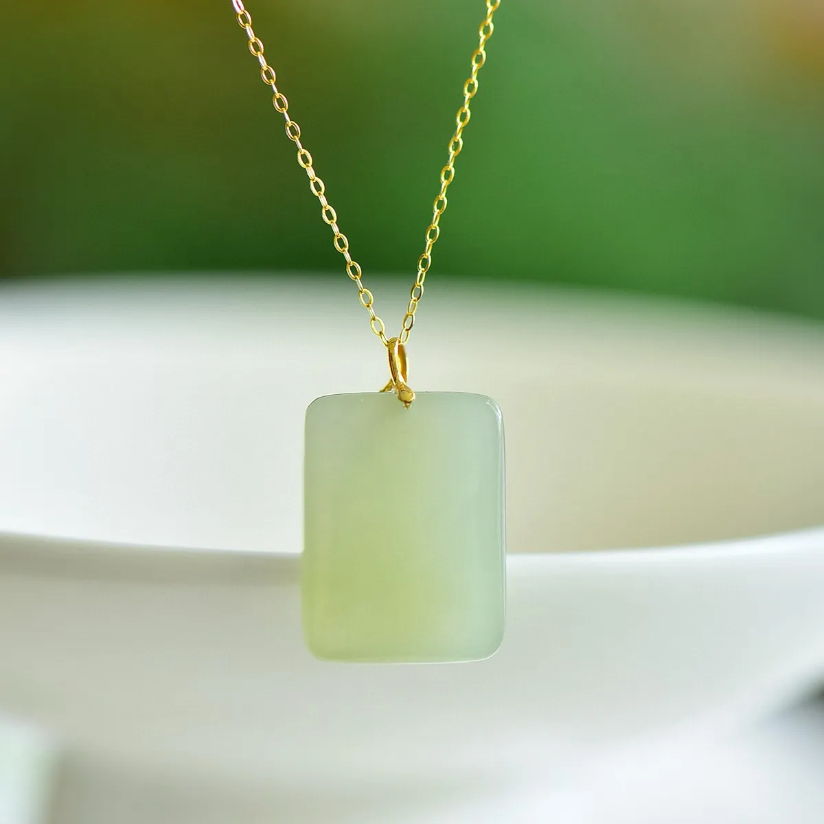 18K金扣镶嵌和田玉晴水小方牌吊坠