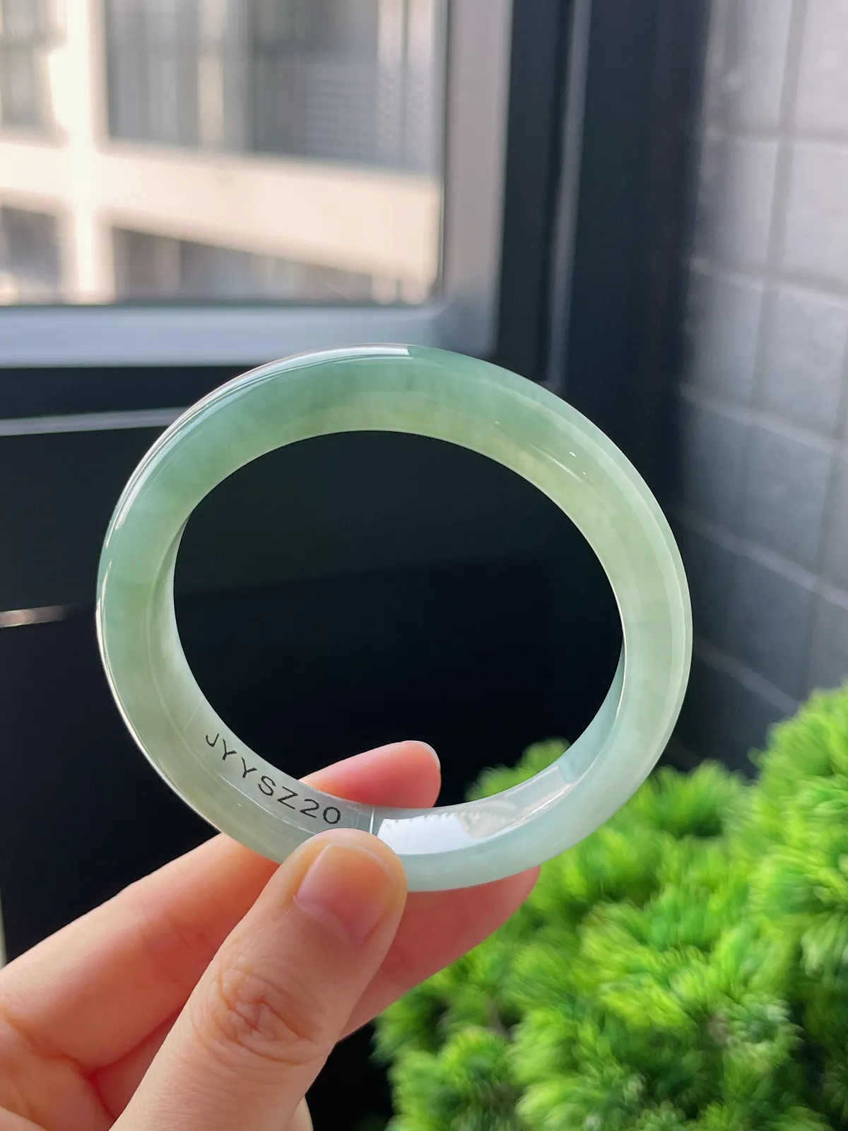 正圈54.6圈口，翡翠冰糯种飘绿手镯