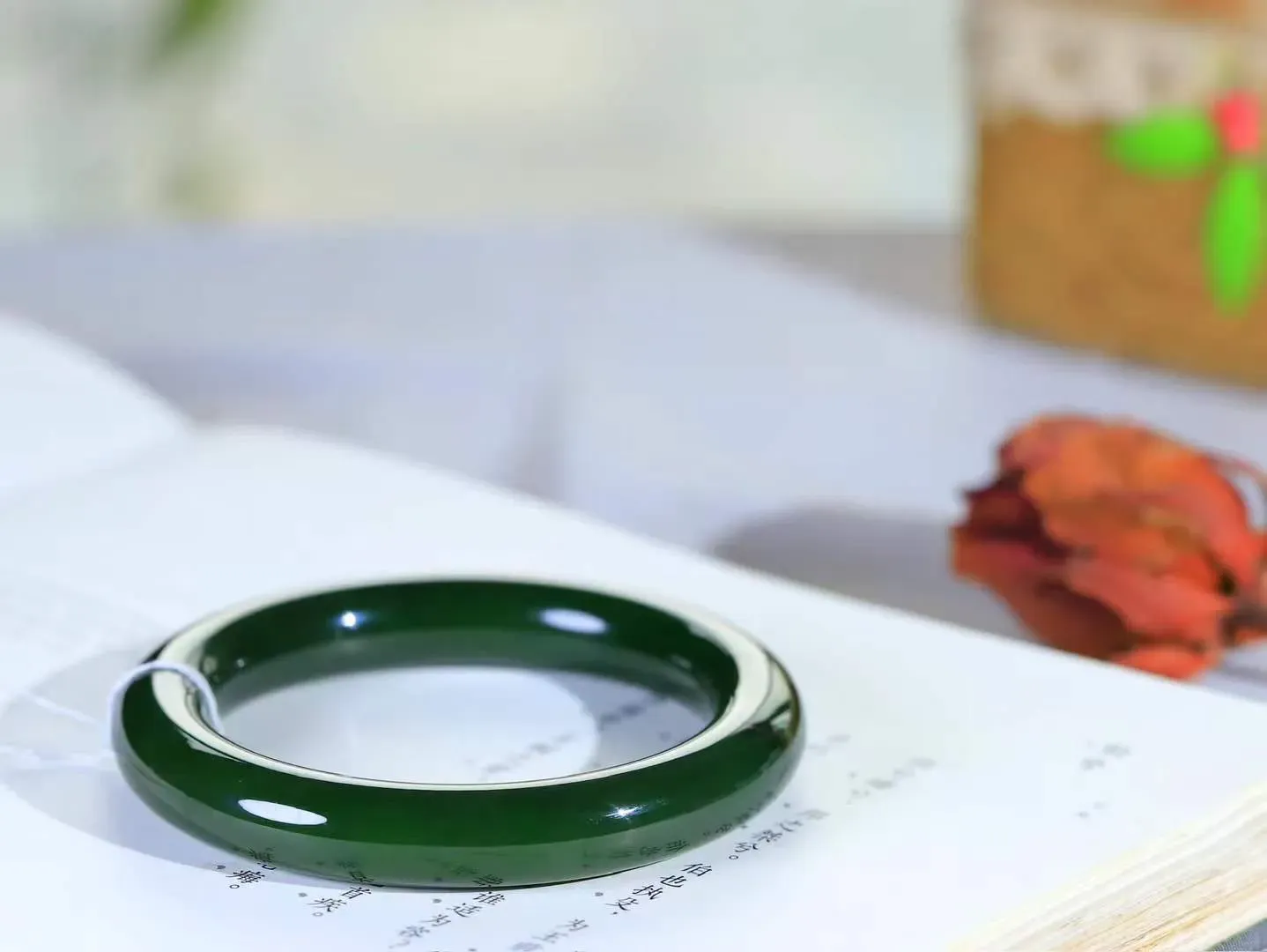 【碧色荡漾·手镯】

精品️和田玉碧玉圆条手镯，玉质细腻温润，手感舒适，️线条流畅，简约大气