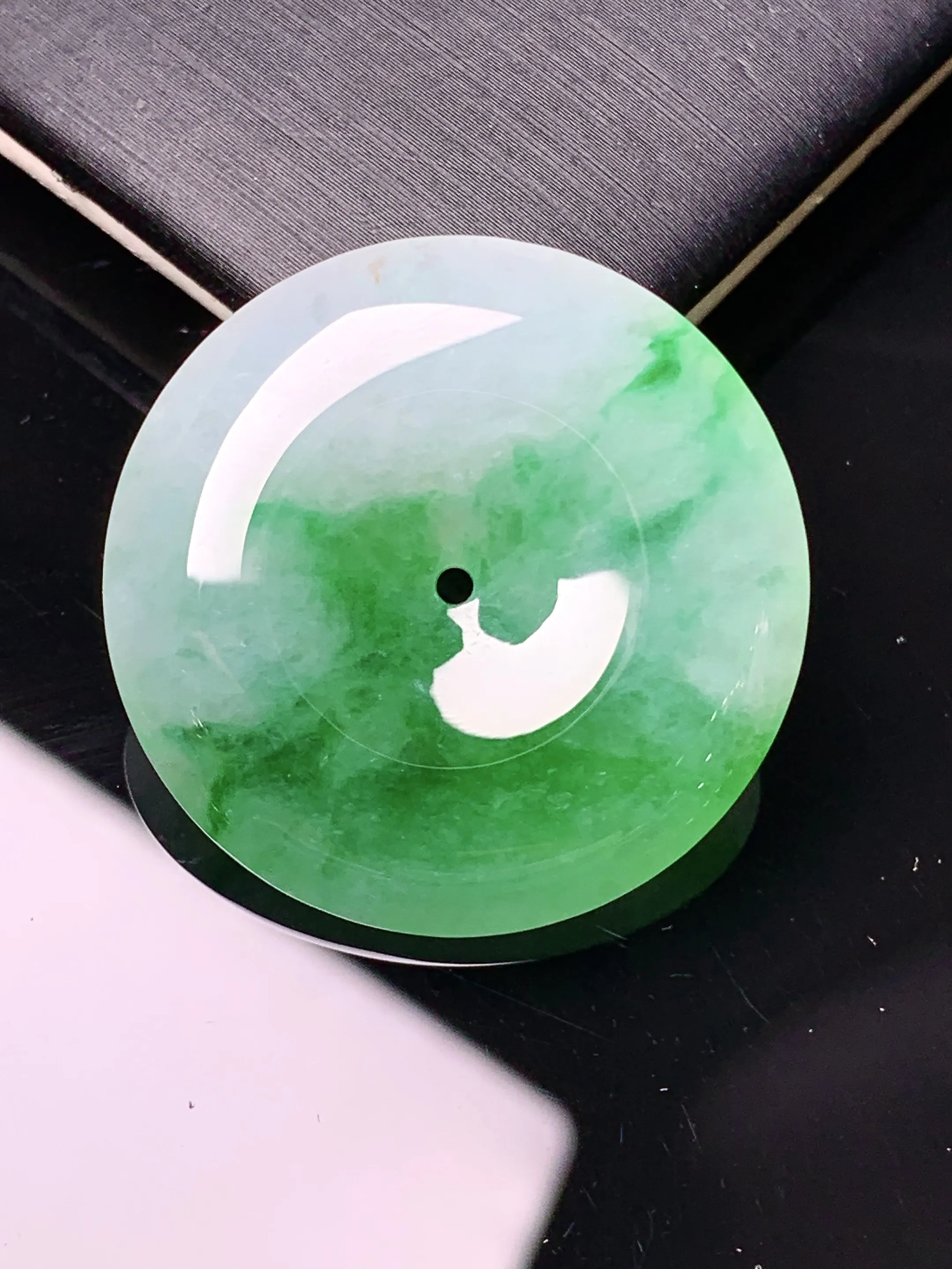 飘绿平安扣吊坠 玉质细腻 色泽清新艳丽 整体尺寸 28.5*6