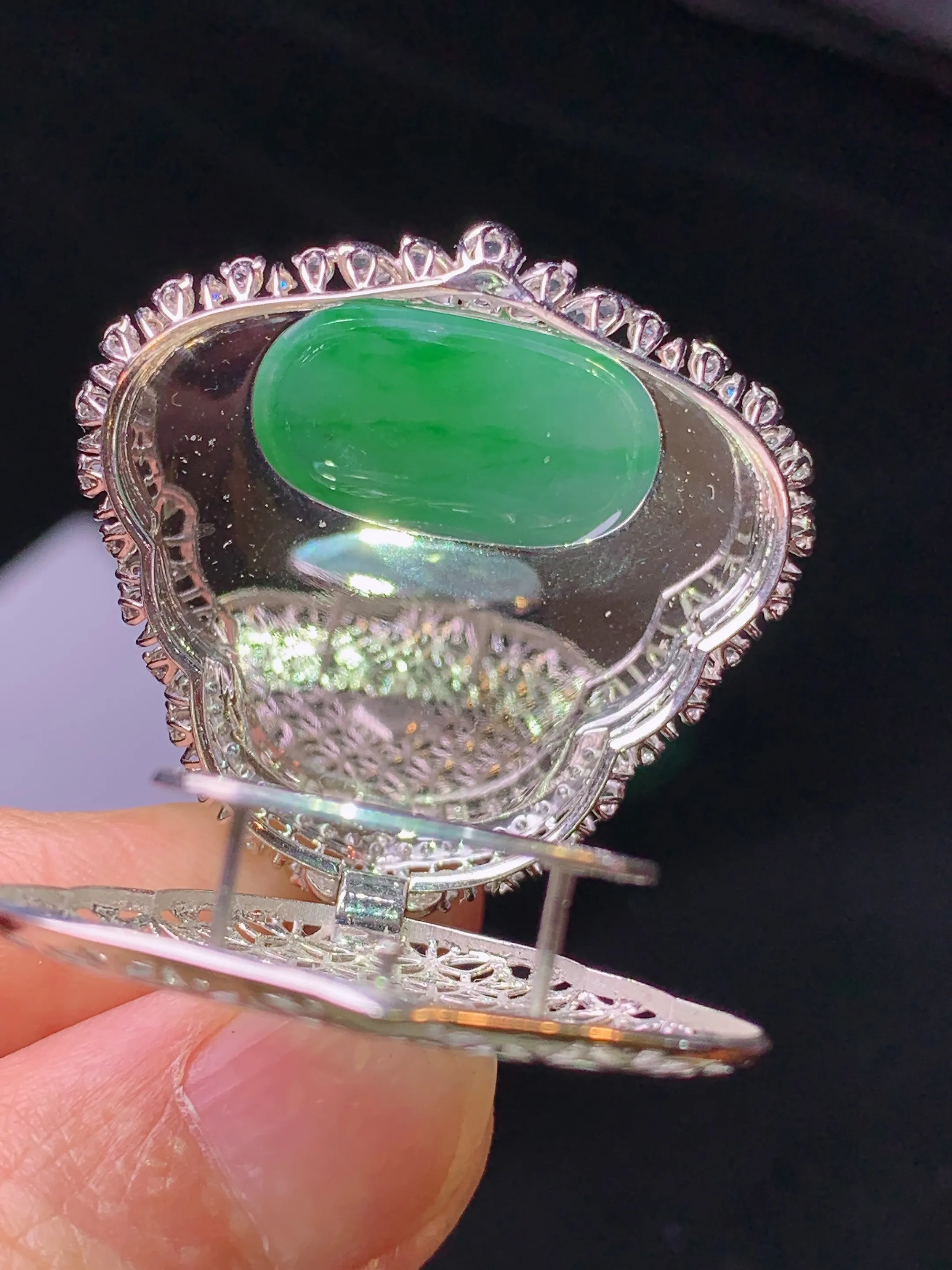 18k金钻镶嵌翠绿佛公吊坠 玉质细腻 色泽艳丽清新 整体尺寸41*33*11.8