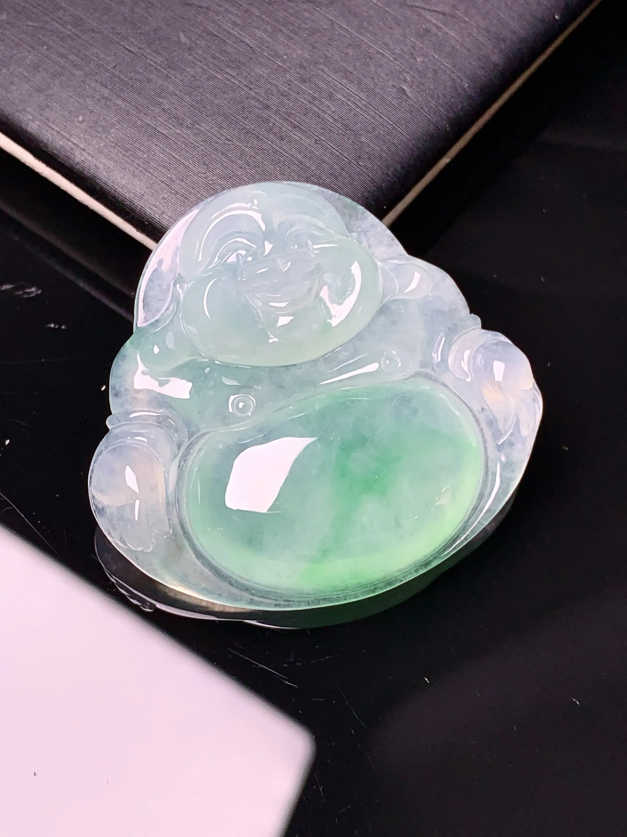 冰种飘绿佛公吊坠 玉质细腻 色泽清新艳丽 整体尺寸33*35.5*6.2