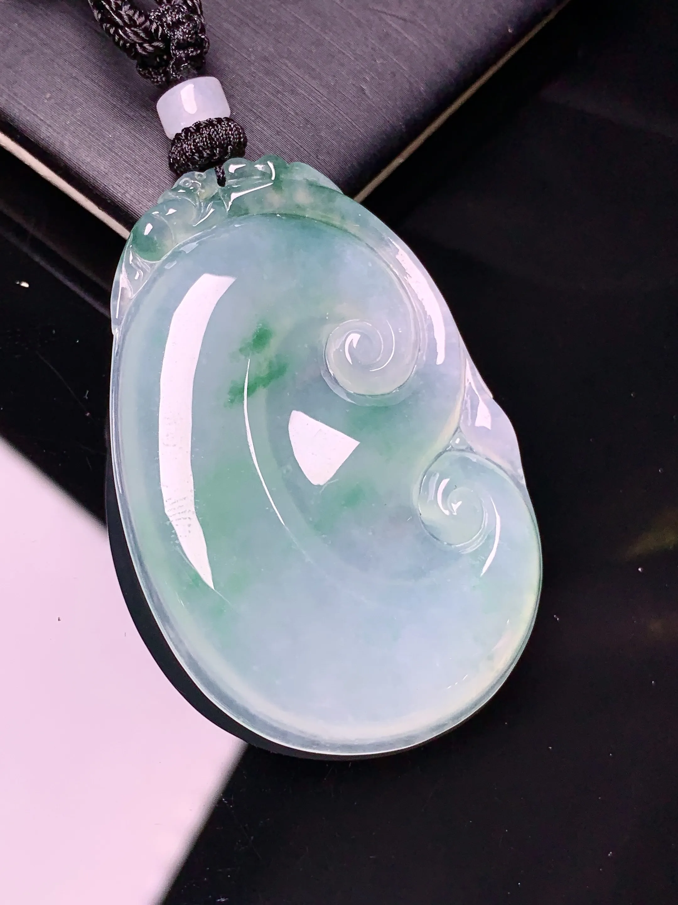 飘绿如意吊坠 玉质细腻 色泽清新艳丽 整体尺寸48*31.8*4.6