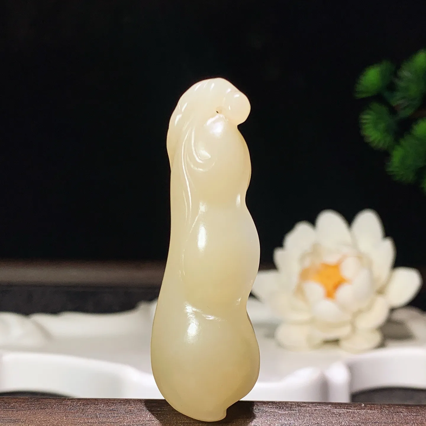 新疆和田玉且末糖四季发财福豆挂件。尺寸60/19/14重23克 玉质细腻油润 底色纯净 脂粉好，品质