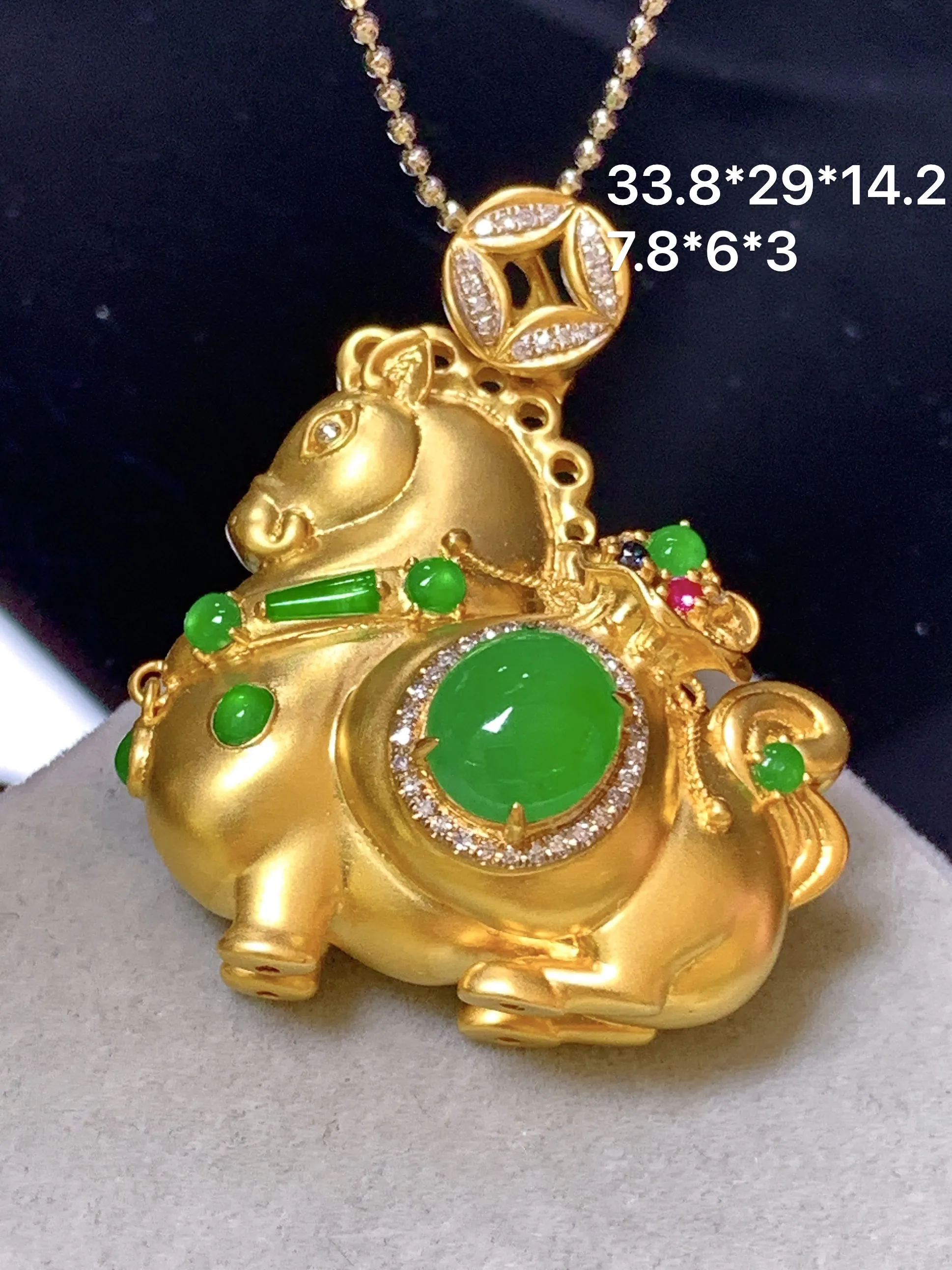 18k金钻镶嵌满绿蛋面唐马吊坠 玉质细腻 色泽艳丽清新 整体尺寸33.8*29*14.2