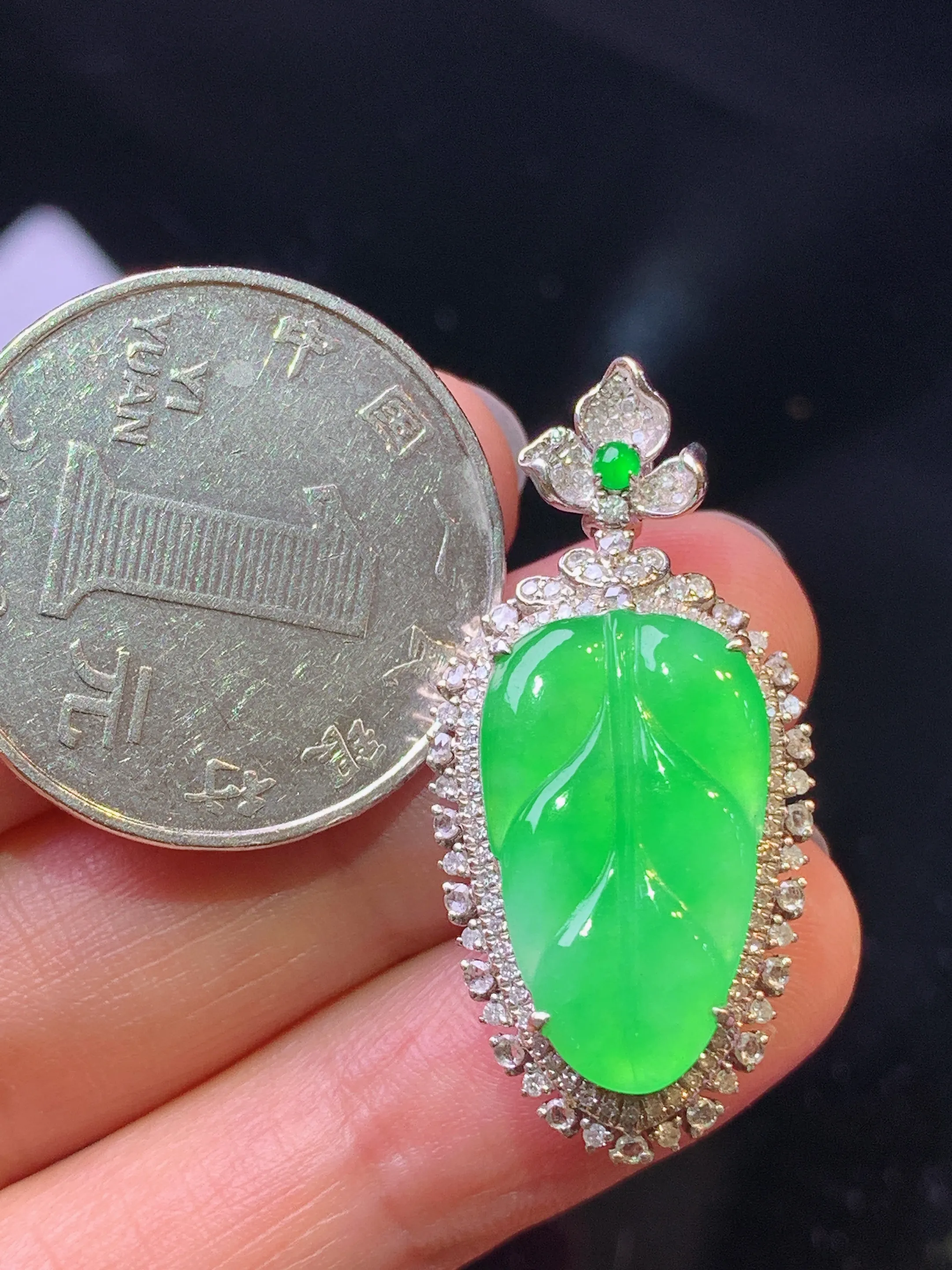 18k金钻镶嵌翠绿树叶吊坠 玉质细腻 色泽清新艳丽 整体尺寸33.6*16.2*8.7