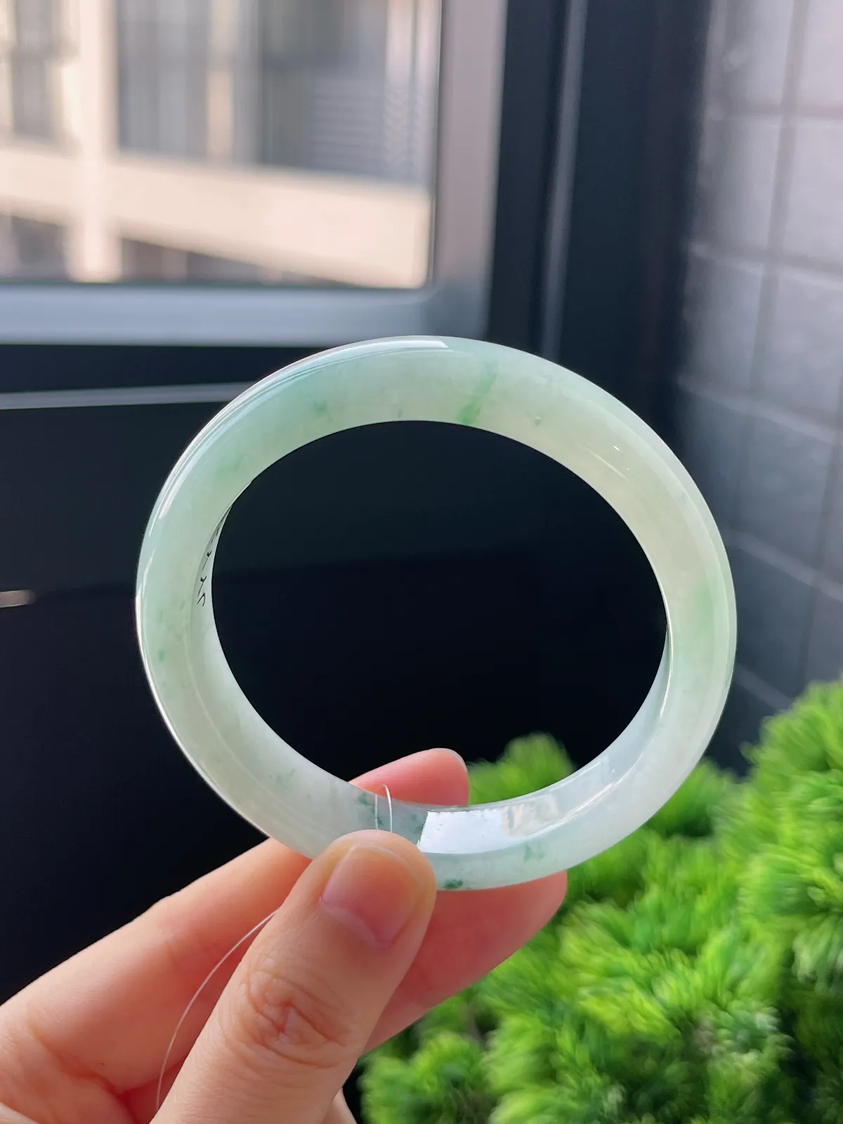 正圈54.5圈口，翡翠冰糯种飘绿手镯