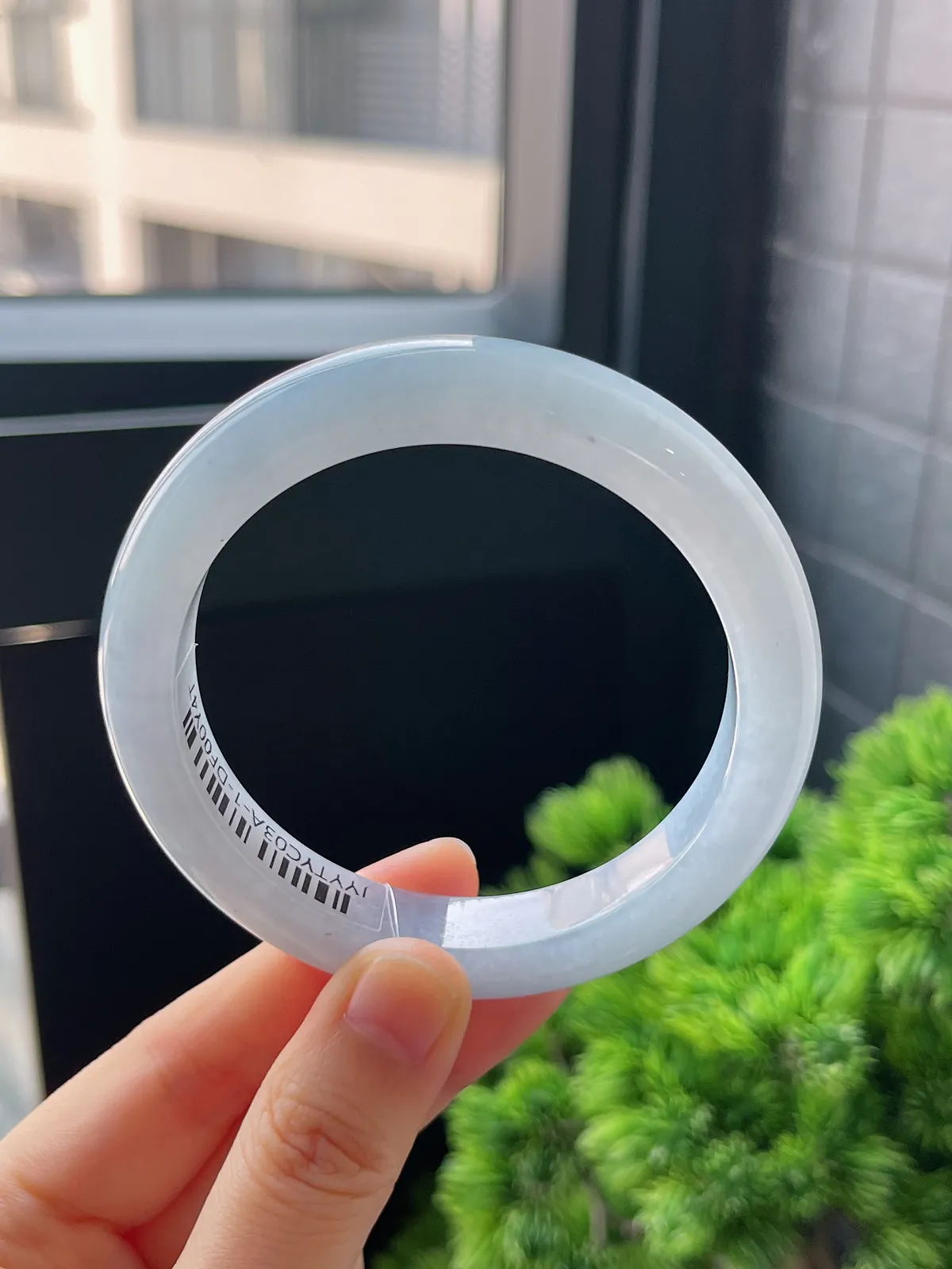 正圈57.9圈口，翡翠冰糯种淡蓝色手镯