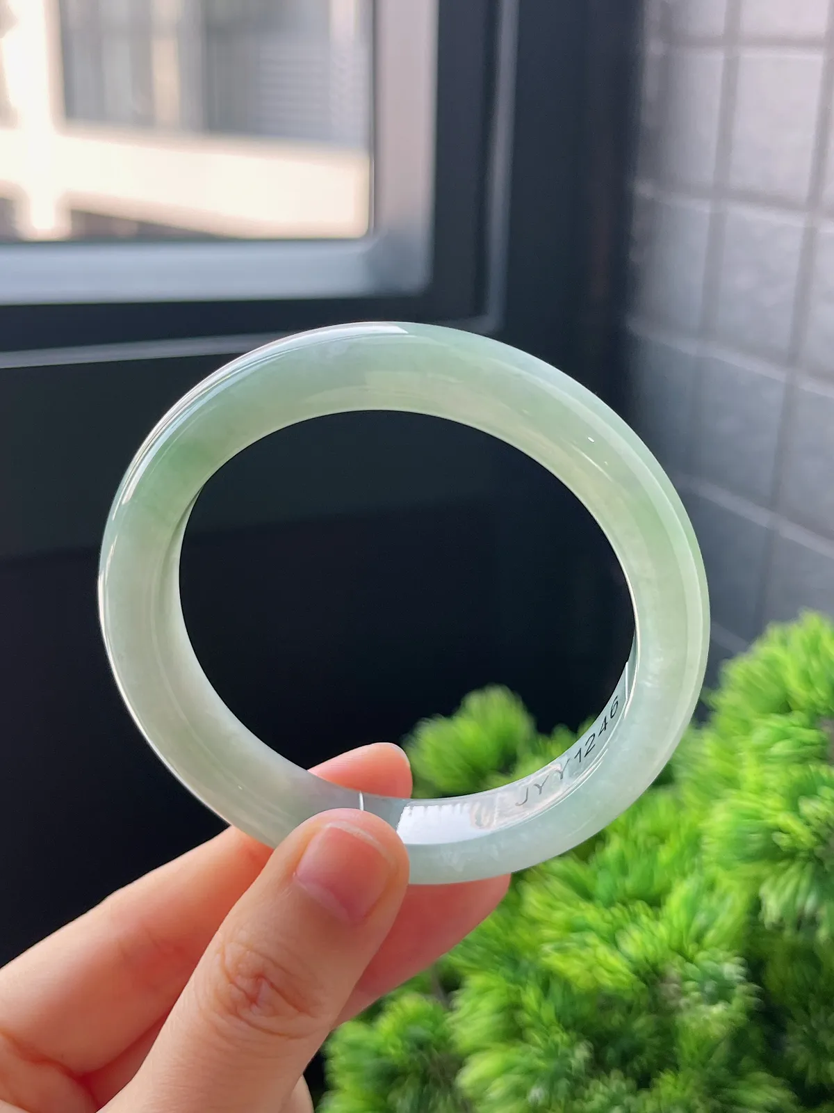 正圈55.6圈口，翡翠冰糯种飘绿手镯