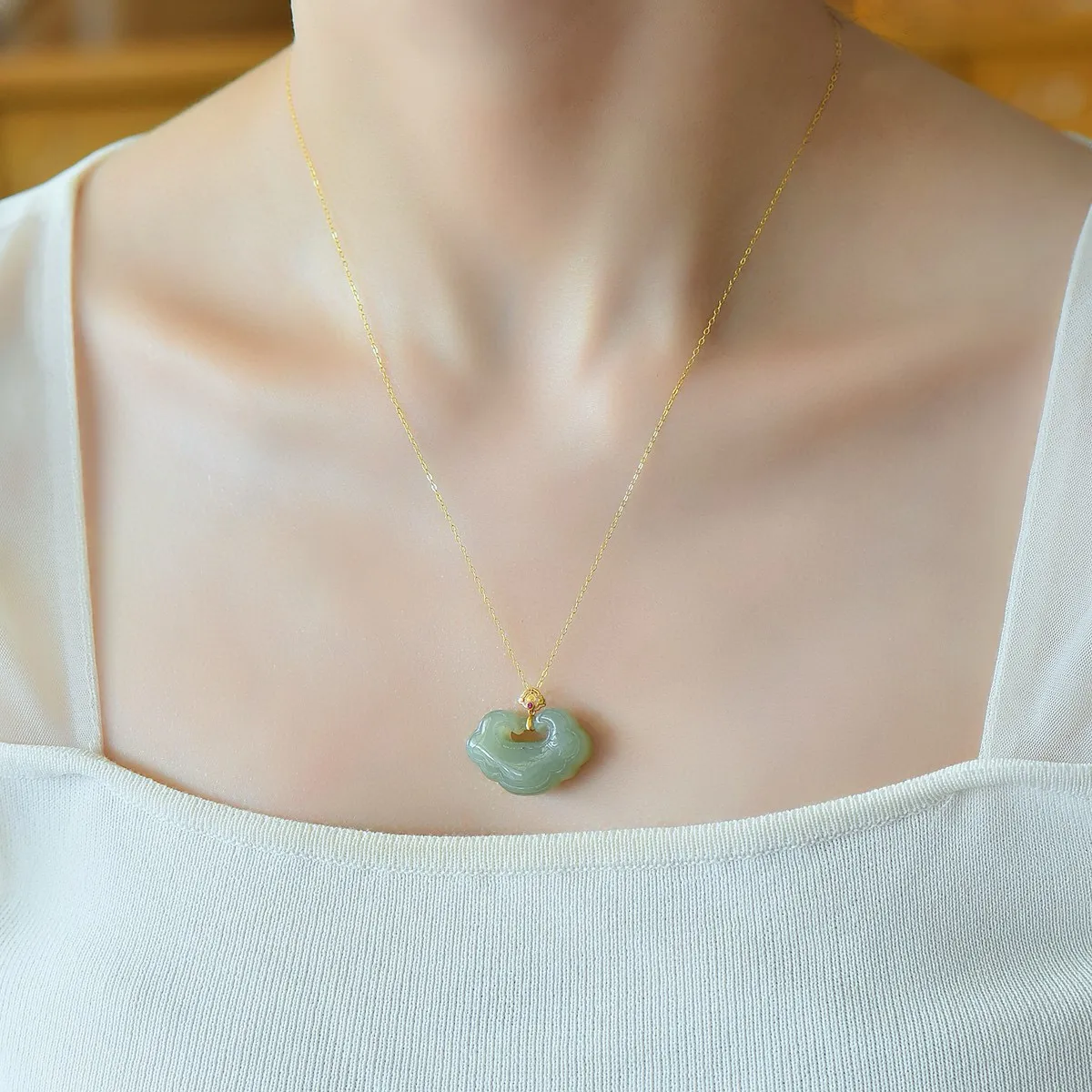 18K金扣镶嵌和田玉晴水如意锁吊坠