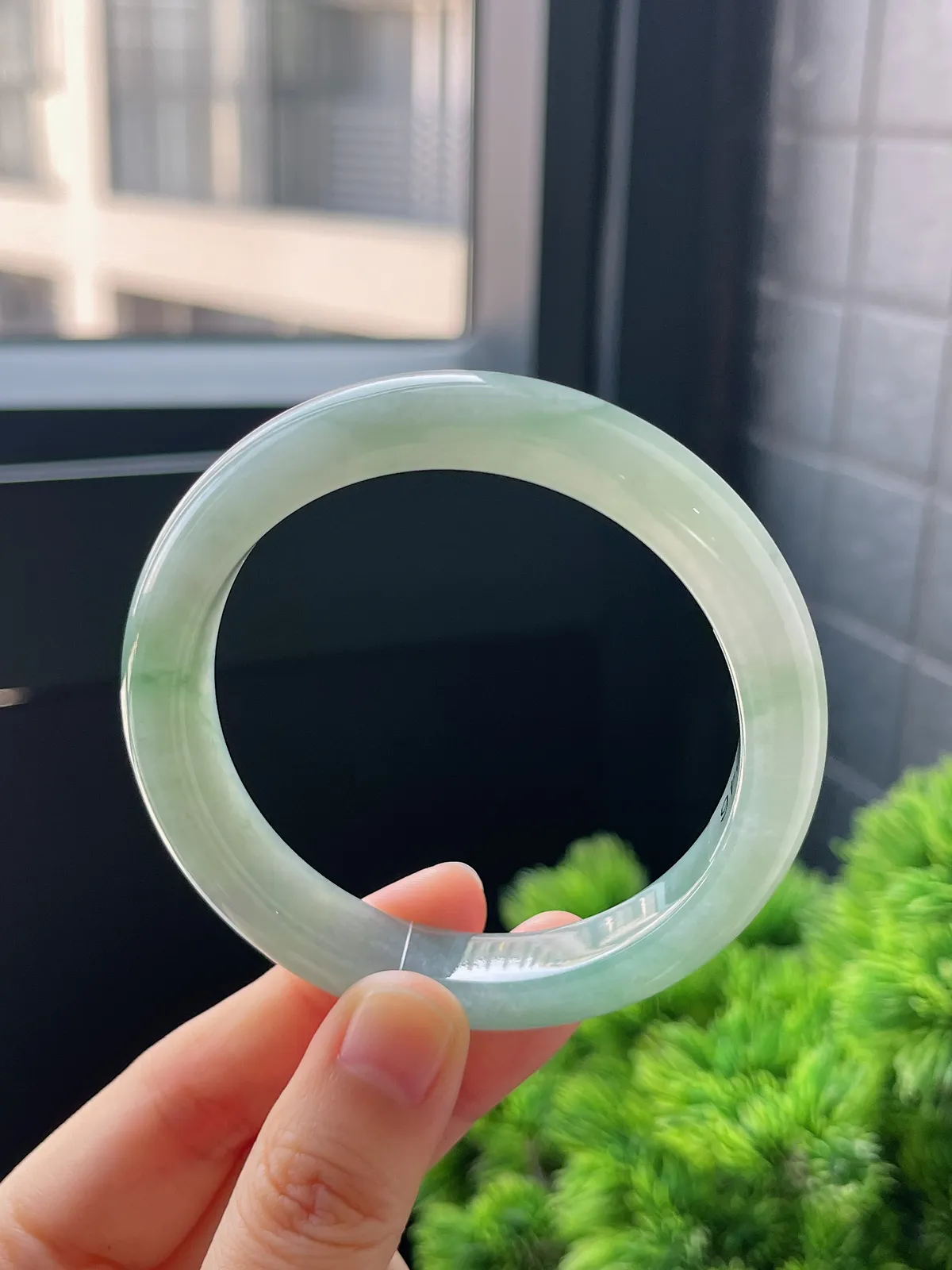 正圈55.6圈口，翡翠冰糯种飘绿手镯