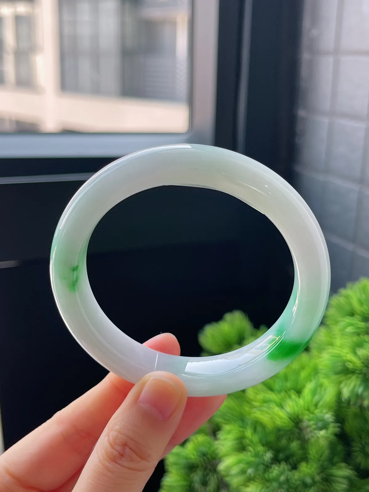 正圈58圈口，翡翠糯化种飘绿手镯，白底青