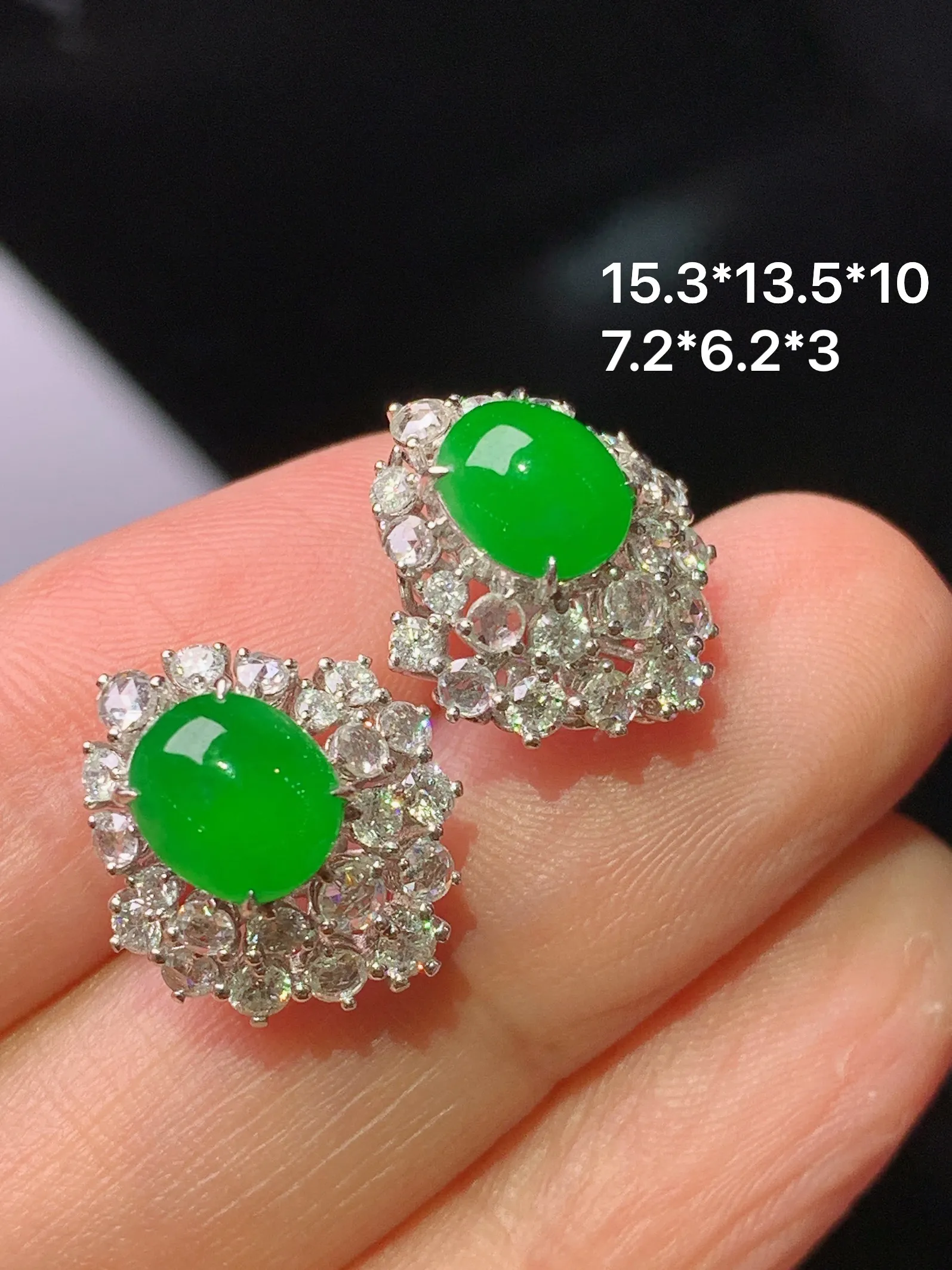 18k金钻镶嵌满绿蛋面耳钉 玉质细腻 色泽清新艳丽 整体尺寸15.3*13.5*10