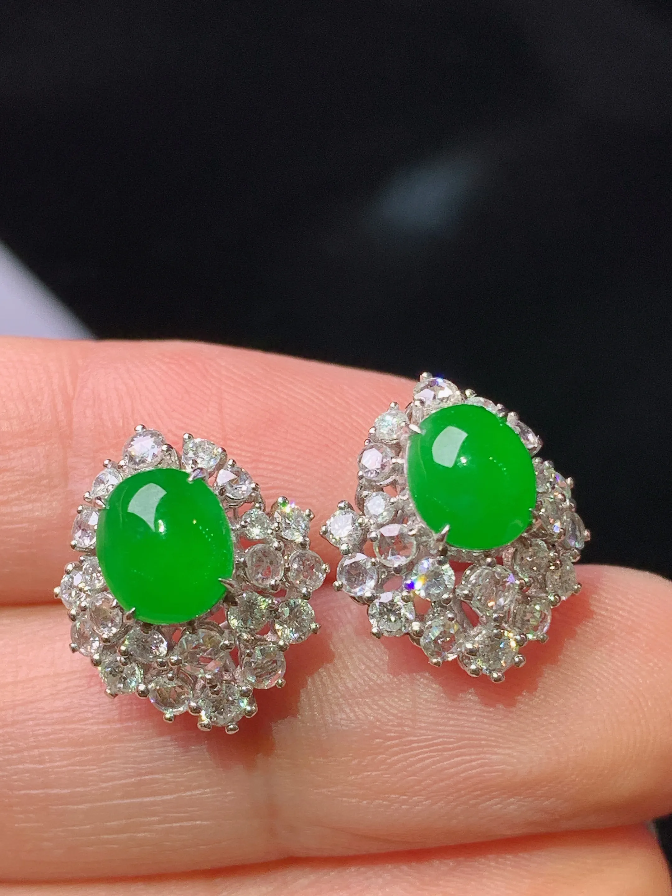18k金钻镶嵌满绿蛋面耳钉 玉质细腻 色泽清新艳丽 整体尺寸15.3*13.5*10