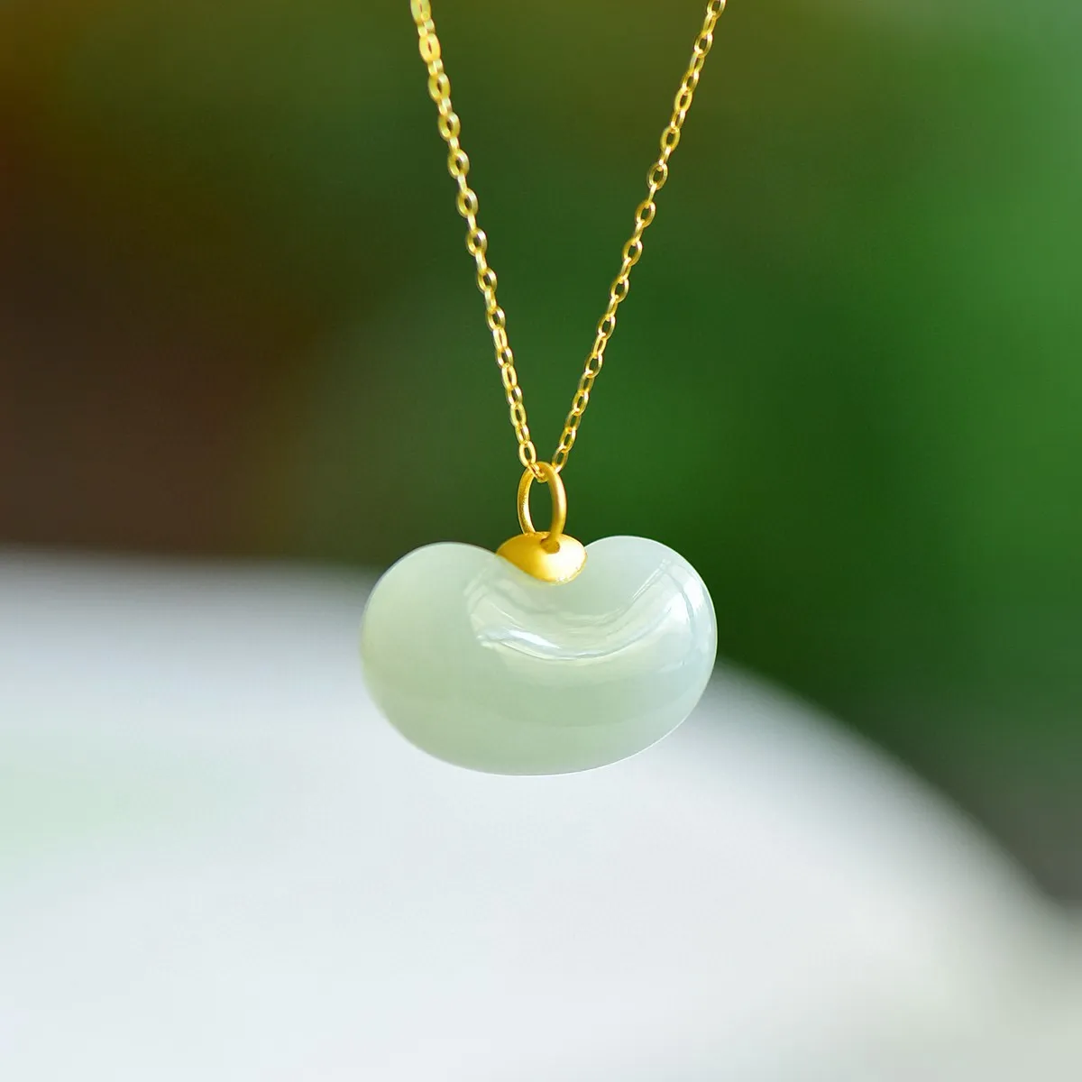 18K金扣镶嵌和田玉晴水福豆吊坠