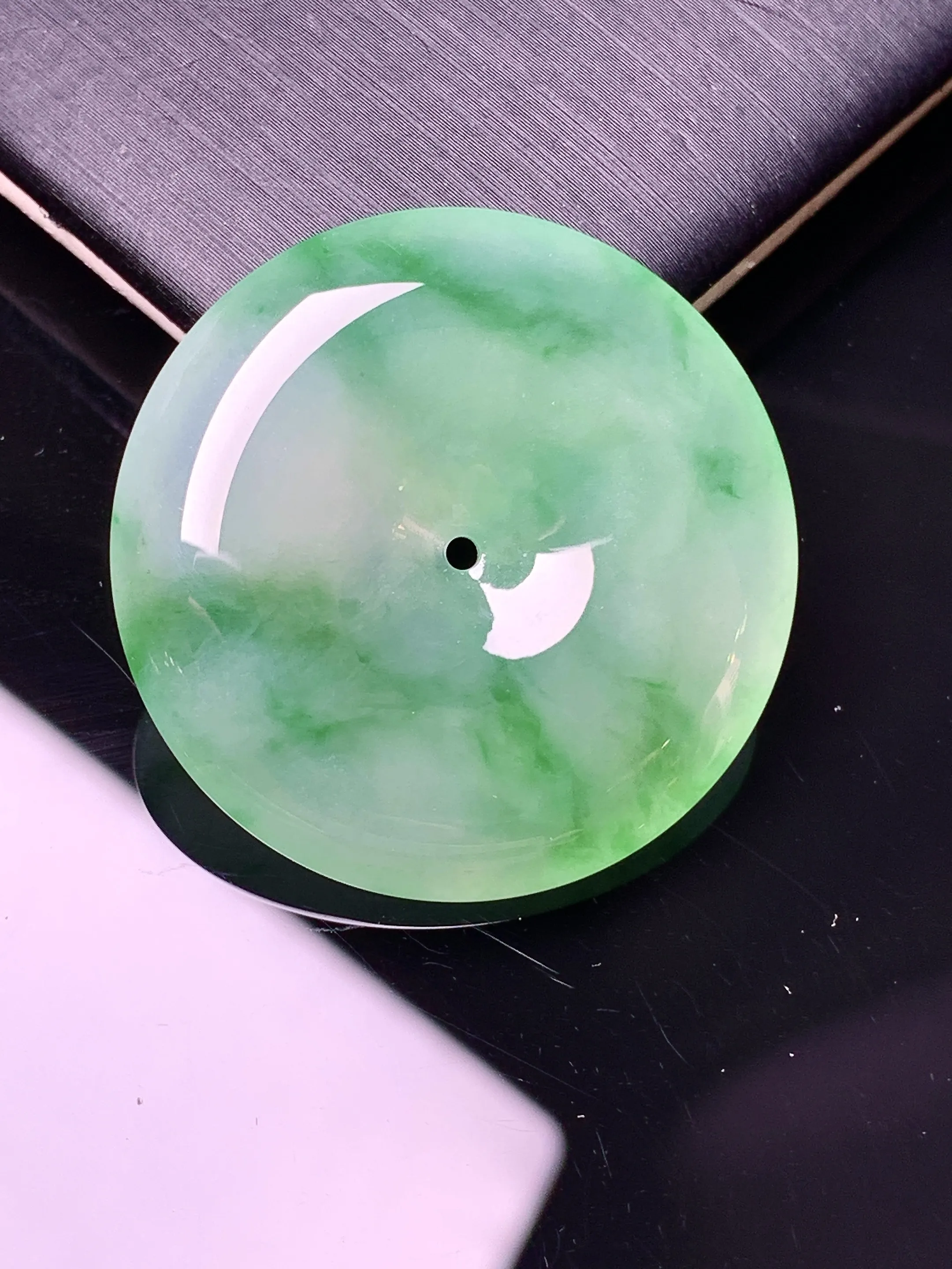 翠绿平安扣吊坠 玉质细腻 色泽清新艳丽 整体尺寸30.8*6