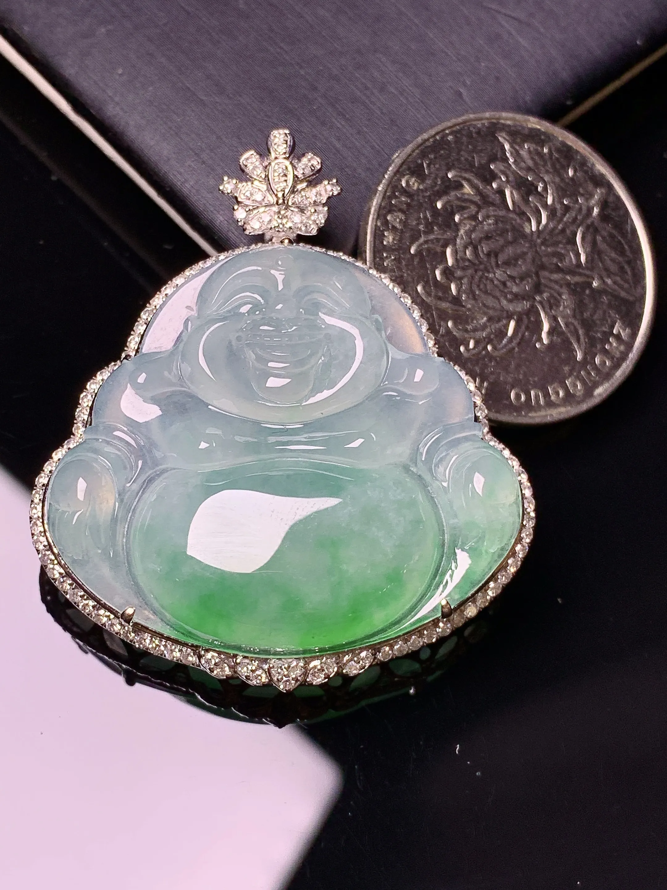 18k金钻镶嵌冰种飘绿佛公吊坠 玉质细腻 色泽清新艳丽 整体尺寸40.2*35*9.6