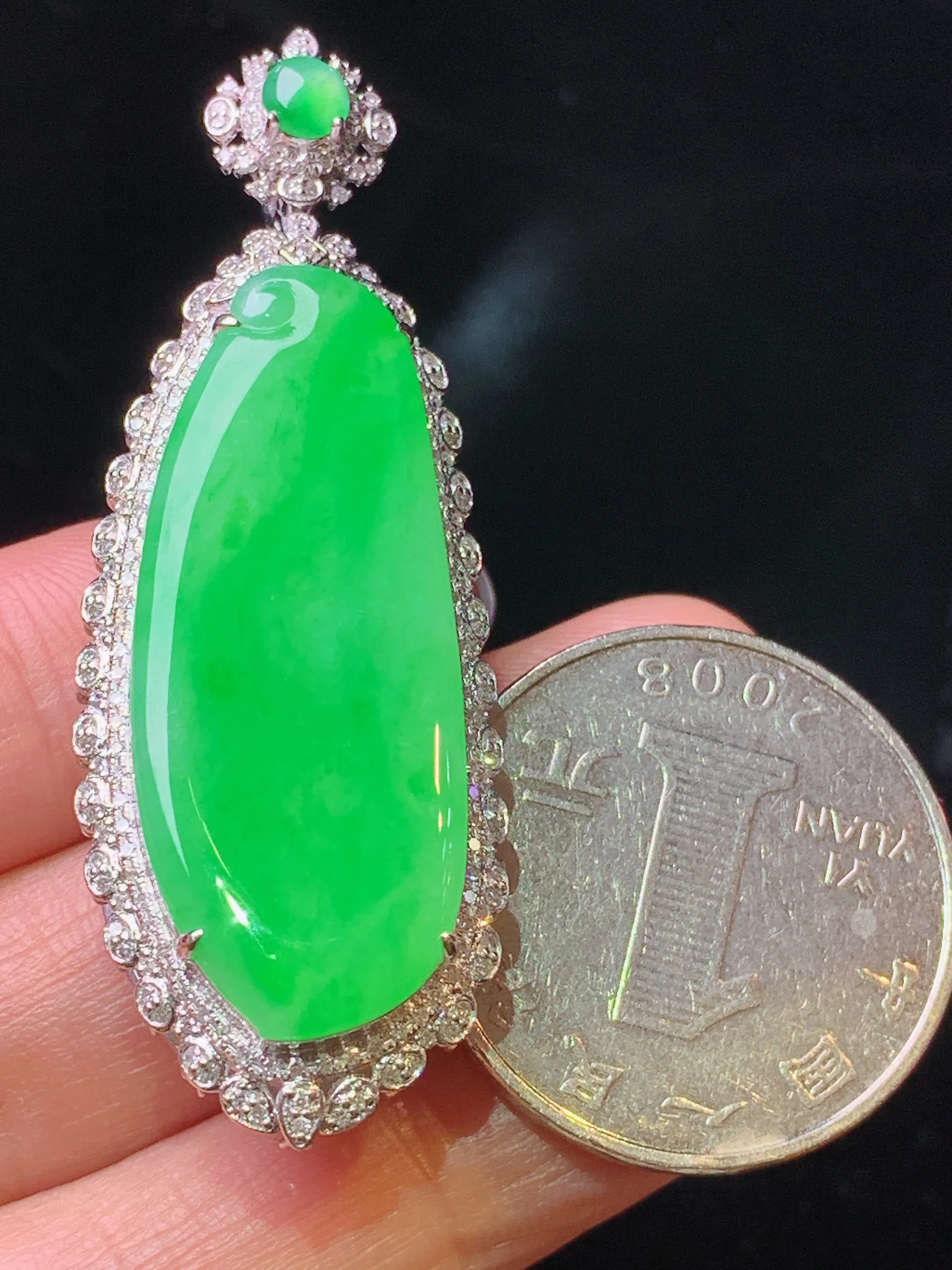 18k金钻镶嵌翠绿福瓜吊坠 玉质细腻 色泽艳丽清新 整体尺寸53.5*18.5*11.6