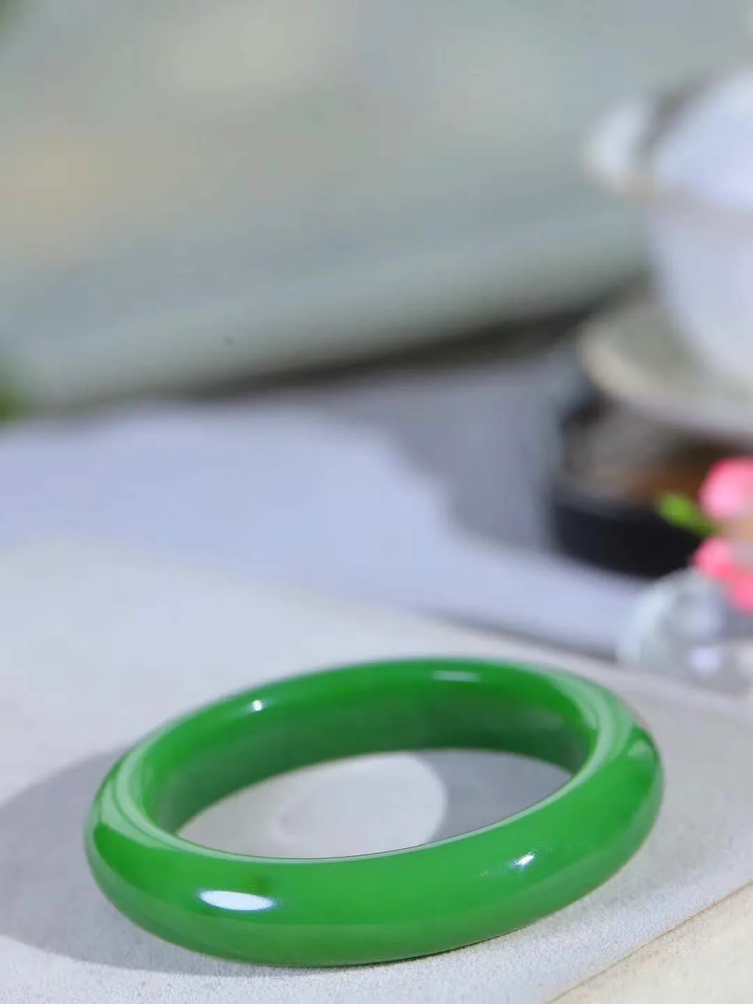 【悠悠芳华.镯】

收藏级臻品和田玉碧玉手镯 玉质温润 青葱岁月，尽收腕中，婉转流畅，凝岁月悠长