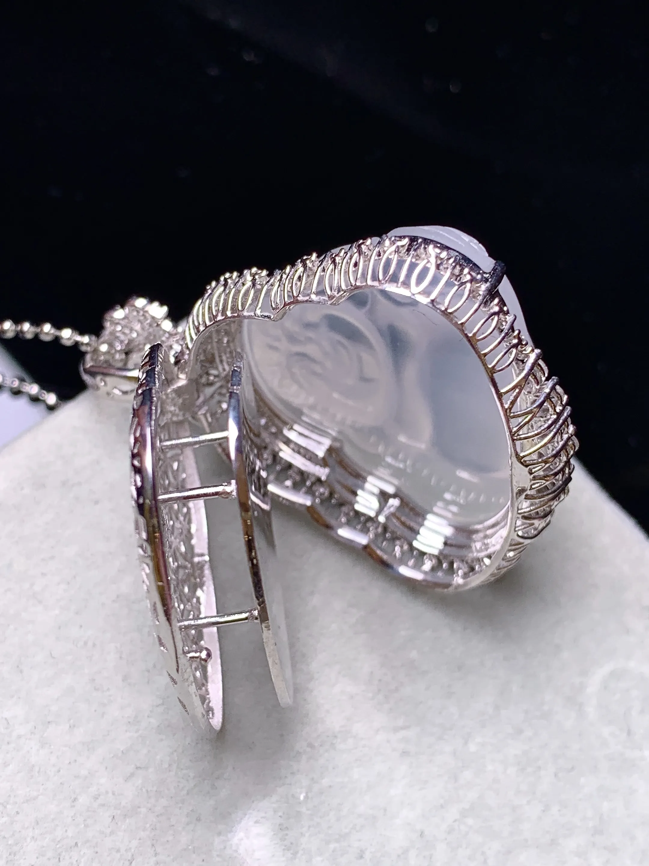 18k金钻镶嵌冰种佛公吊坠 玉质细腻 色泽艳丽清新 整体尺寸36.2*29.2*12.5