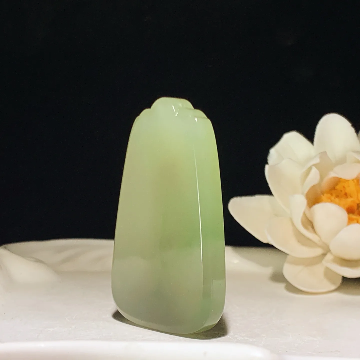 和田玉青海翠翠青平安无事牌挂件。尺寸50/30/7重24.5克 玉质细腻油润 底色纯净 脂粉好，品质好。lt260130