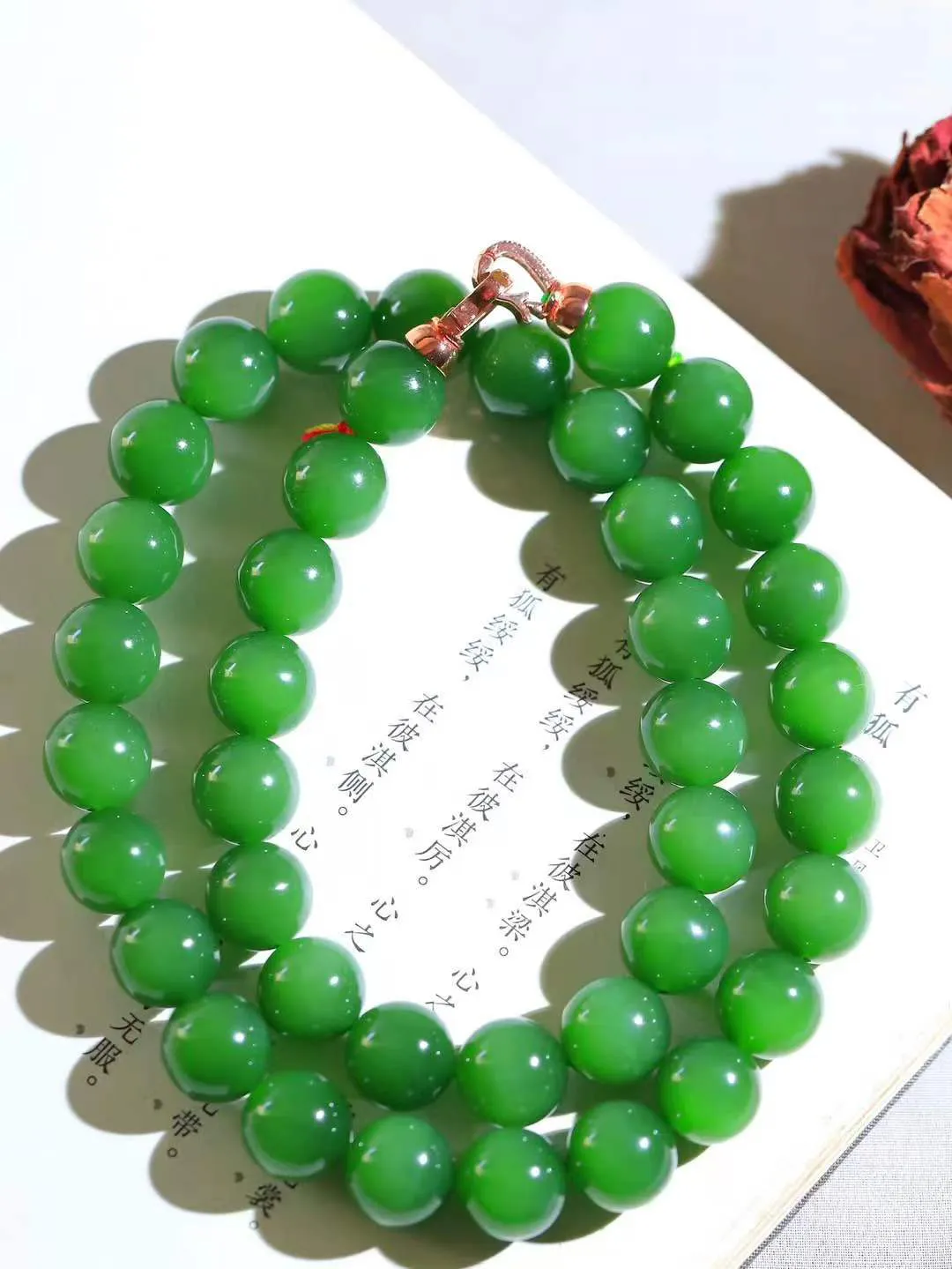 【珠圆玉润.项链】

收藏级臻品️和田玉碧玉猫眼珠圆玉润项链 玉质温润细腻  整串打磨圆润，佩戴舒适。珠珠落玉盘，间关莺语花底滑，一生美好时光，无论身在何处，都有它相伴相守。事事顺遂，幸福美满，吉祥如意。重118.2克 尺寸取一12.2mm  8925178A