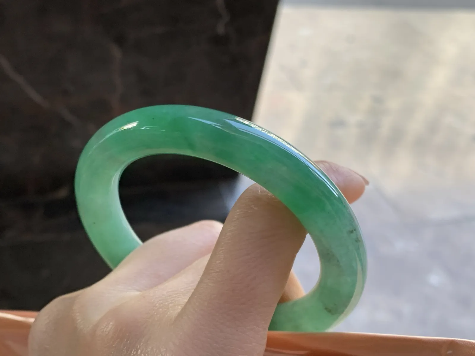 辣绿色色圆条手镯
尺寸：55.7-11.1-10.6mm
颜色浓郁 上手好看