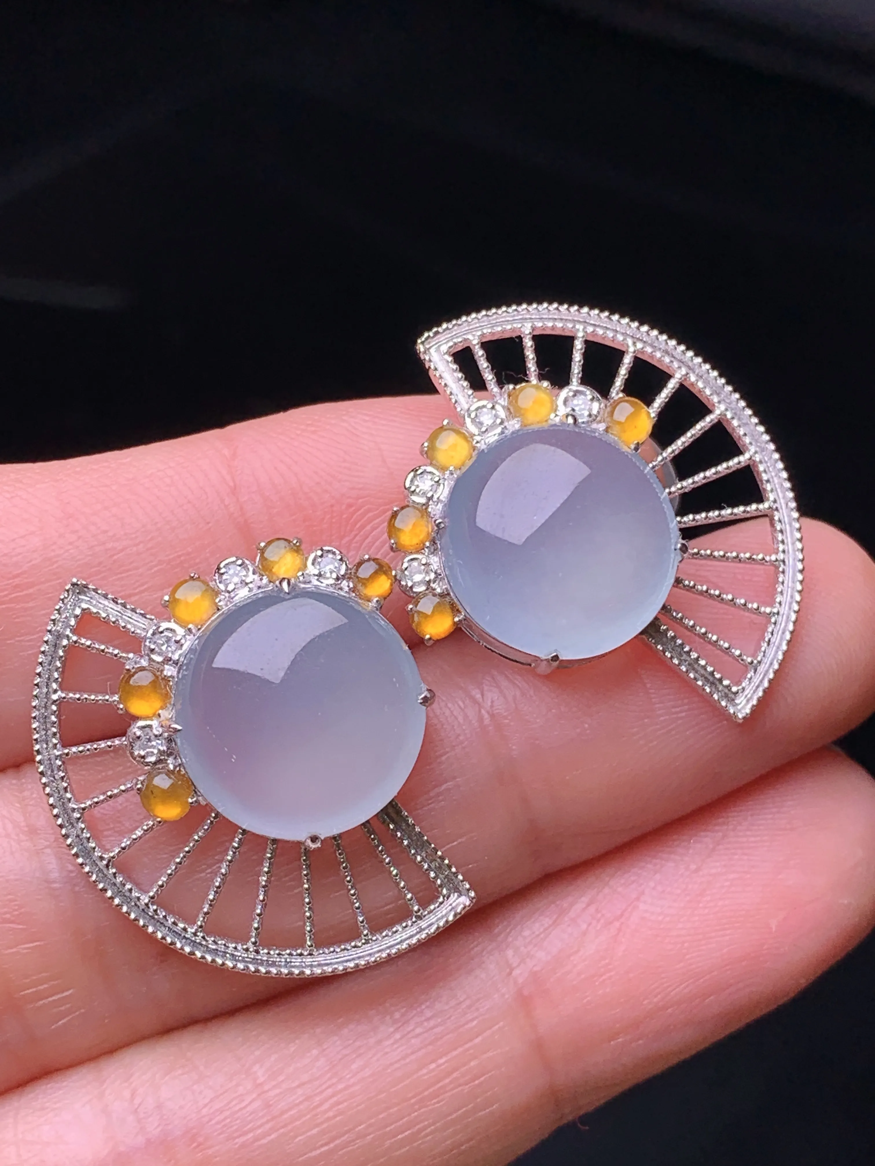 18k金钻镶嵌冰种蛋面耳钉 玉质细腻 色泽艳丽清新 整体尺寸25.8*21.5*6.7