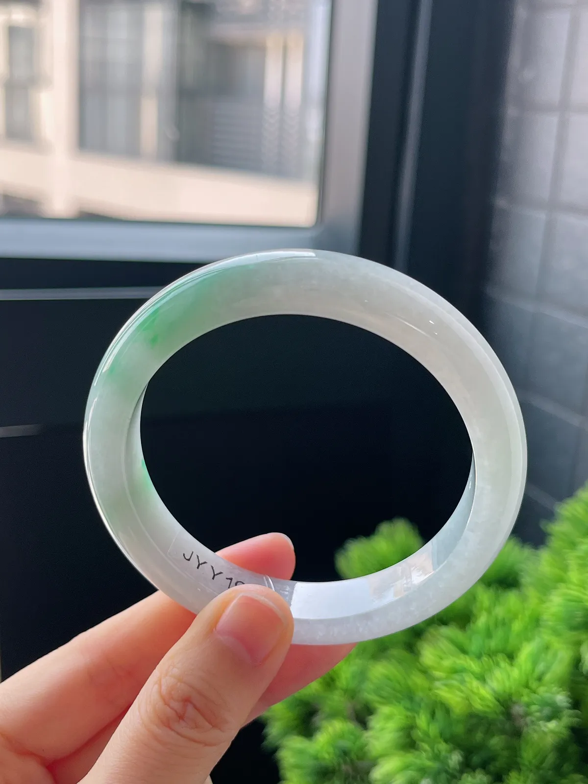 正圈57.6圈口，翡翠冰糯种飘绿手镯