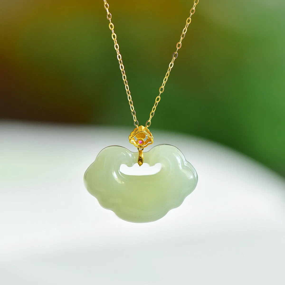 18K金扣镶嵌和田玉晴水如意锁吊坠