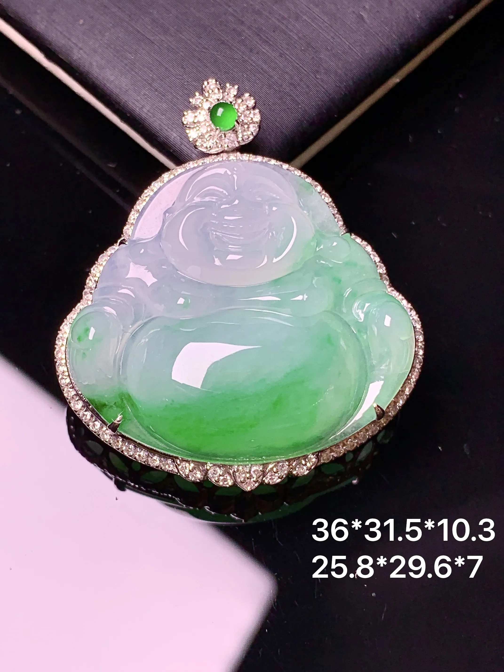 18k金钻镶嵌飘绿佛公吊坠 玉质细腻 色泽清新艳丽 整体尺寸36*31.5*10.3