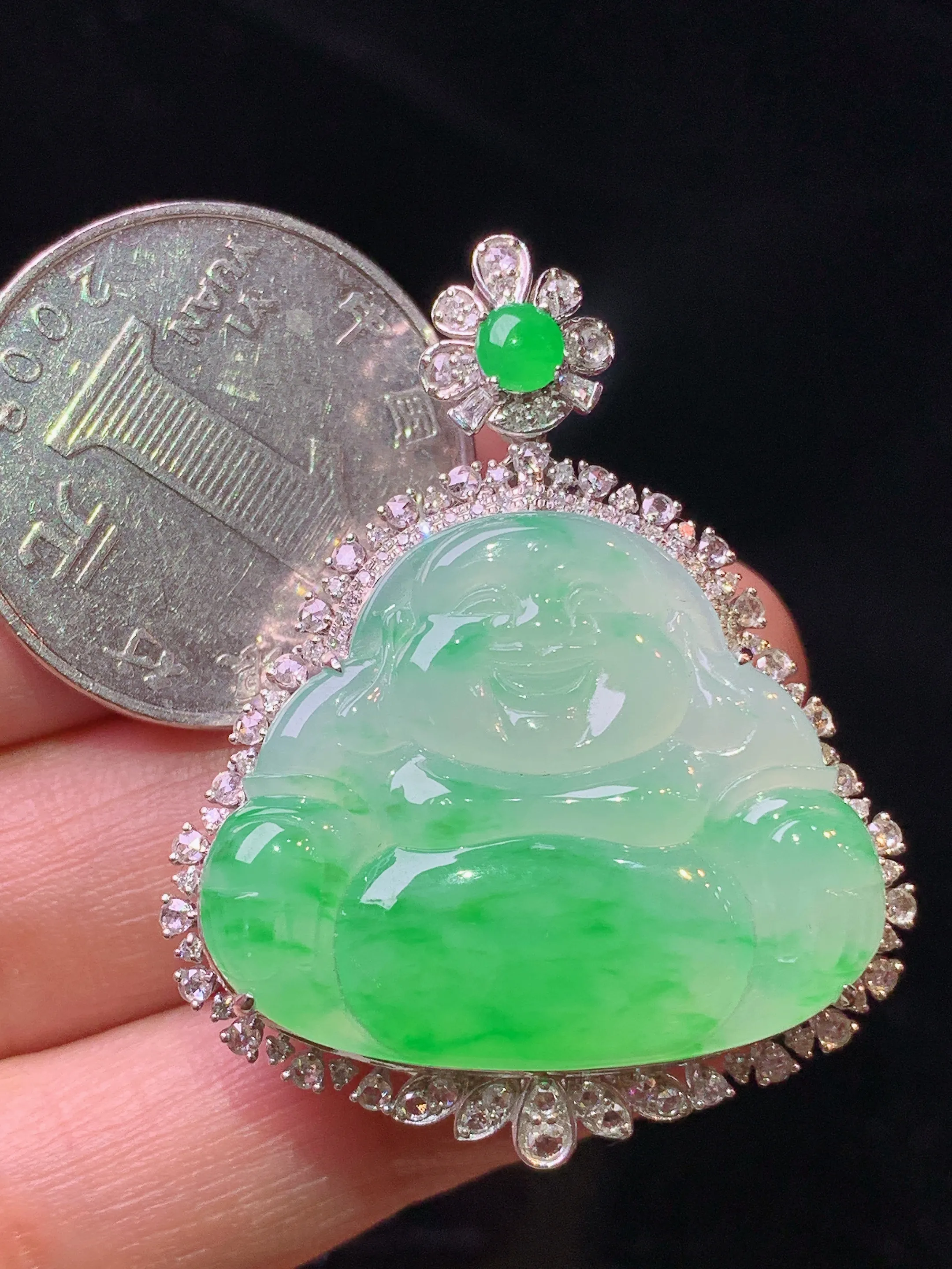 18k金钻镶嵌翠绿佛公吊坠 玉质细腻 色泽艳丽清新 整体尺寸41*33*11.8