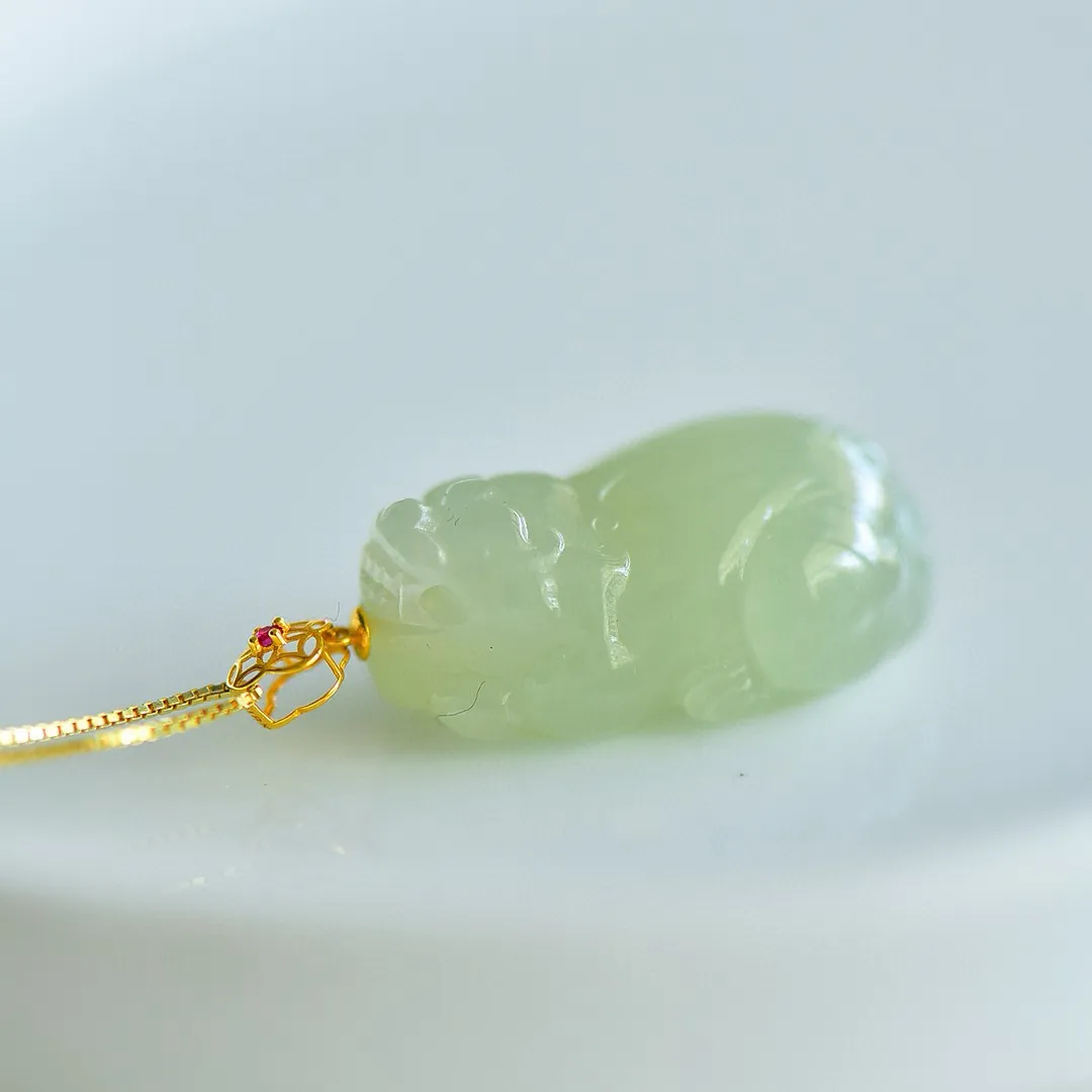 18K金扣镶嵌和田玉晴水招财貔貅吊坠