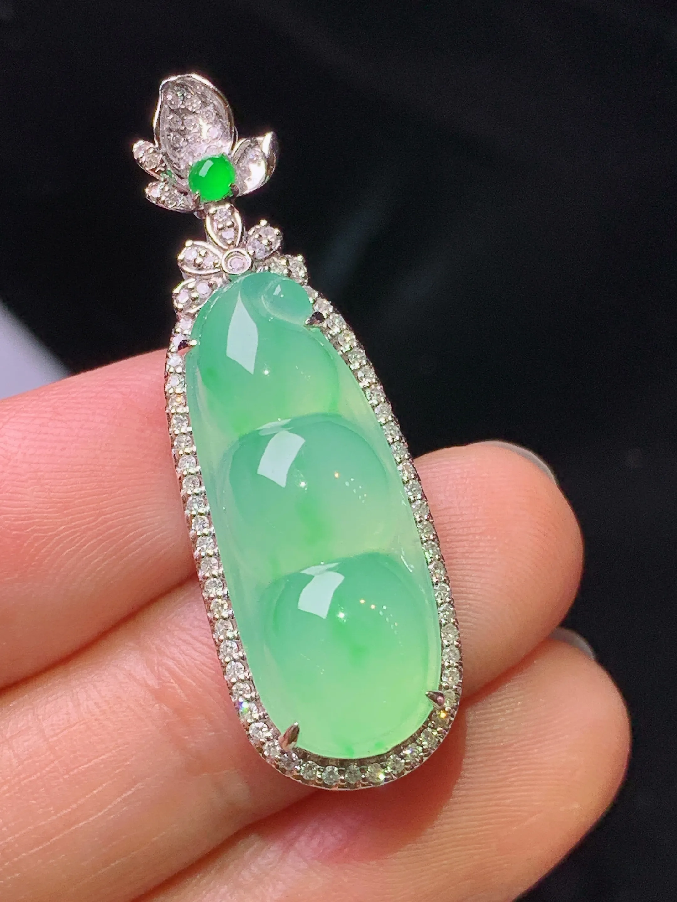 18k金钻镶嵌翠绿四季豆吊坠 玉质细腻 色泽清新艳丽 整体尺寸38.2*12.3*9.3